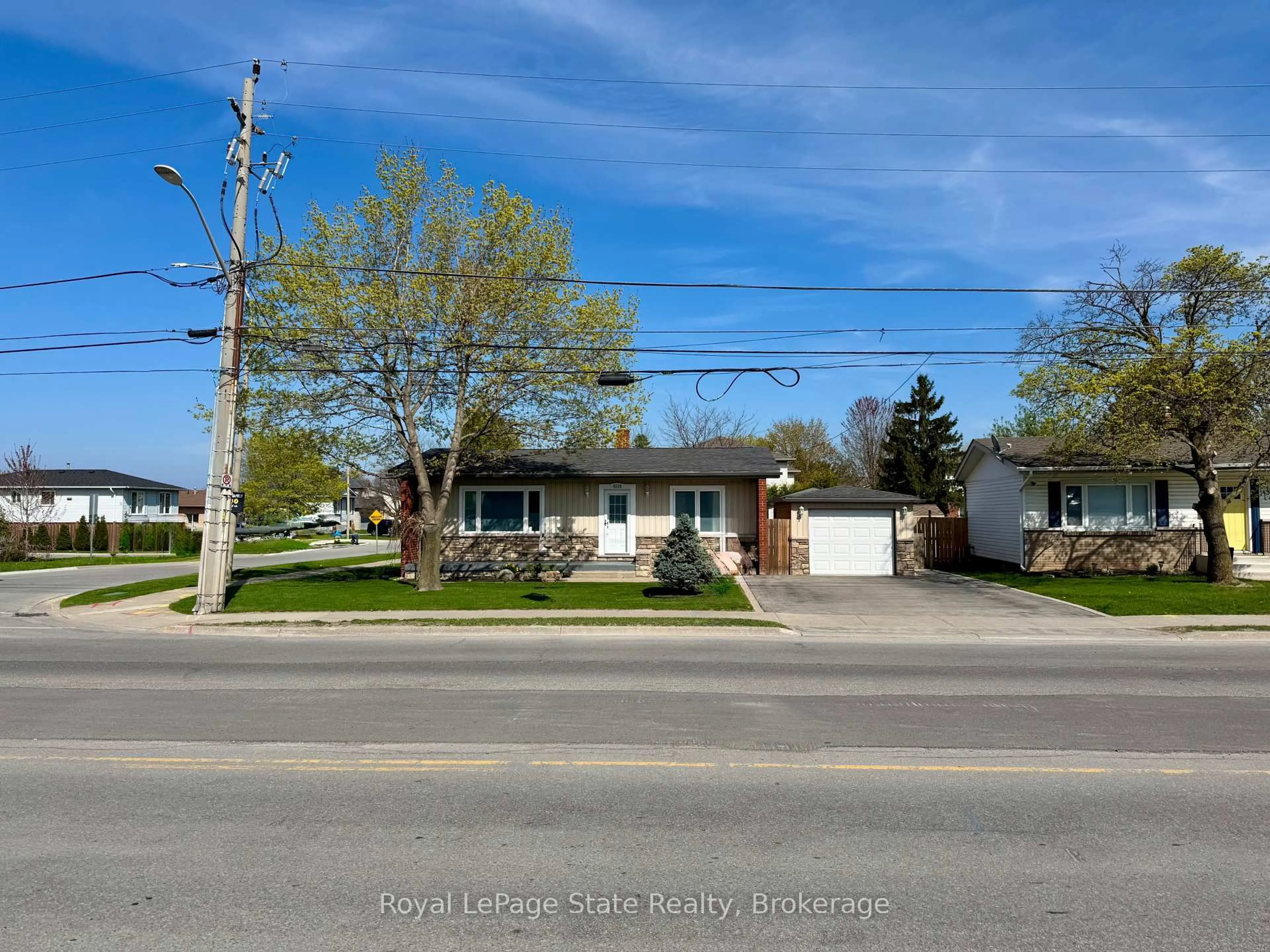 A pic from outside/outdoor area/front of a property/back of a property/a pic from drone, street for 4539 Ontario St, Lincoln Ontario L0R 1B5