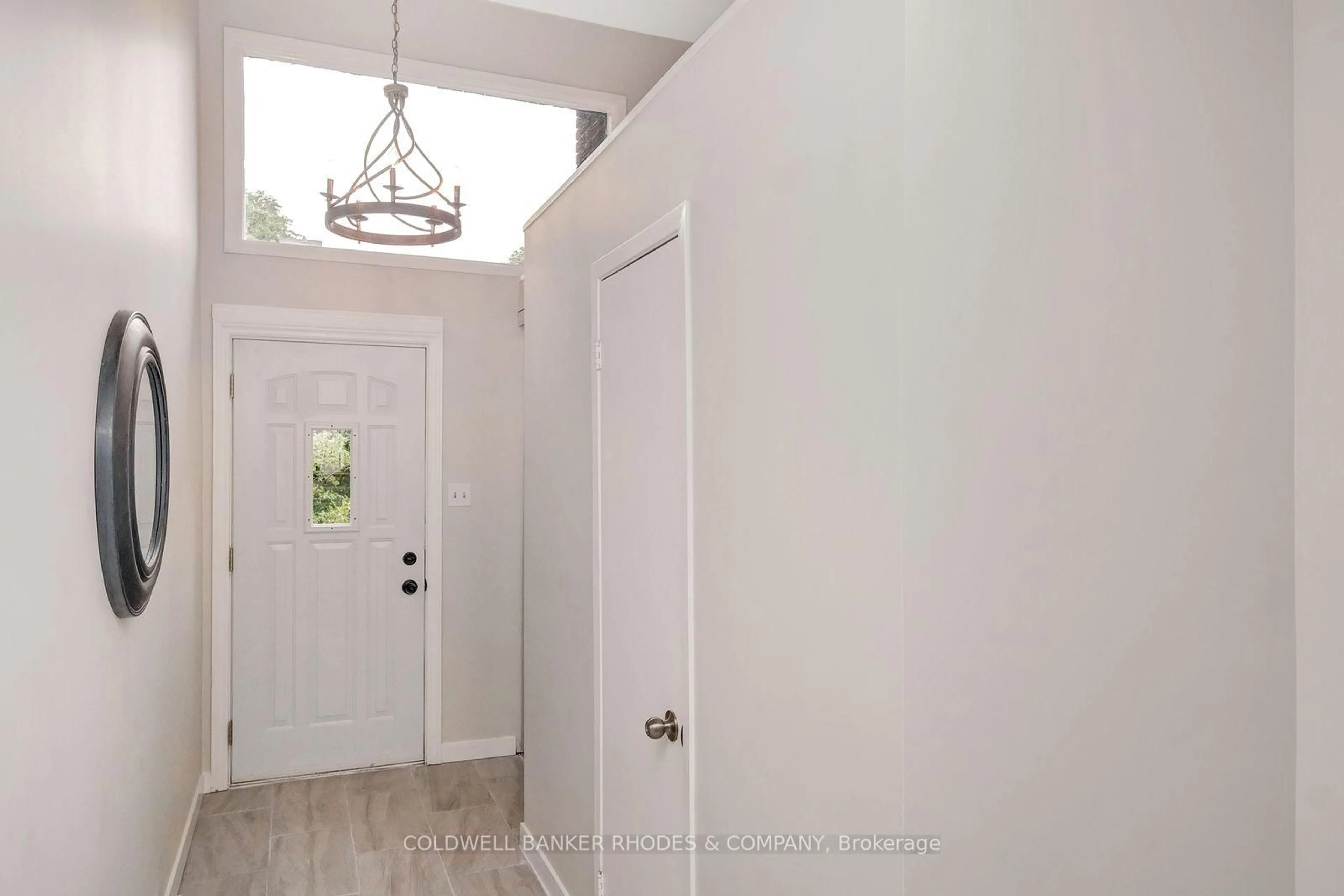 Indoor entryway for 2098 Eric Cres, Ottawa Ontario K1B 4P4