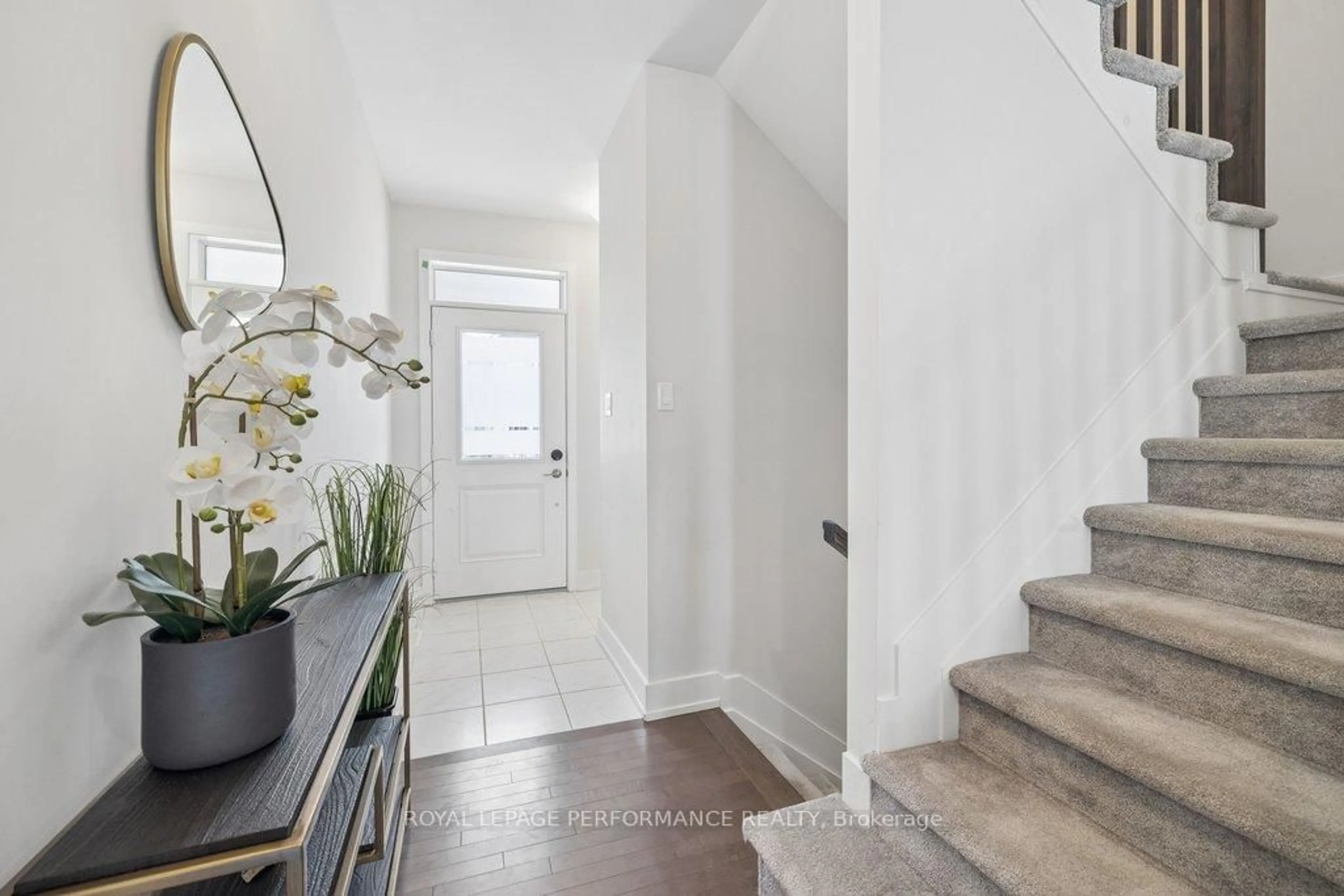 Indoor entryway for 644 Crevier Walk, Ottawa Ontario K1W 0M7