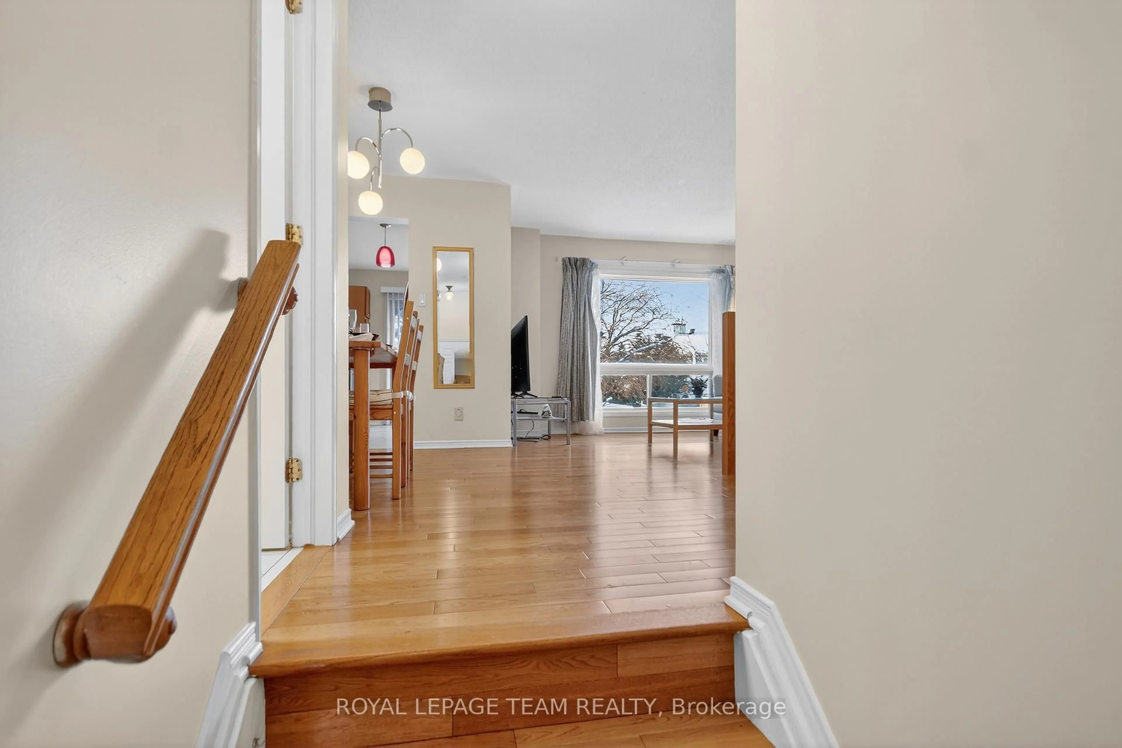 Indoor entryway for 48 JACKMAN Terr, Ottawa Ontario K2L 4E1