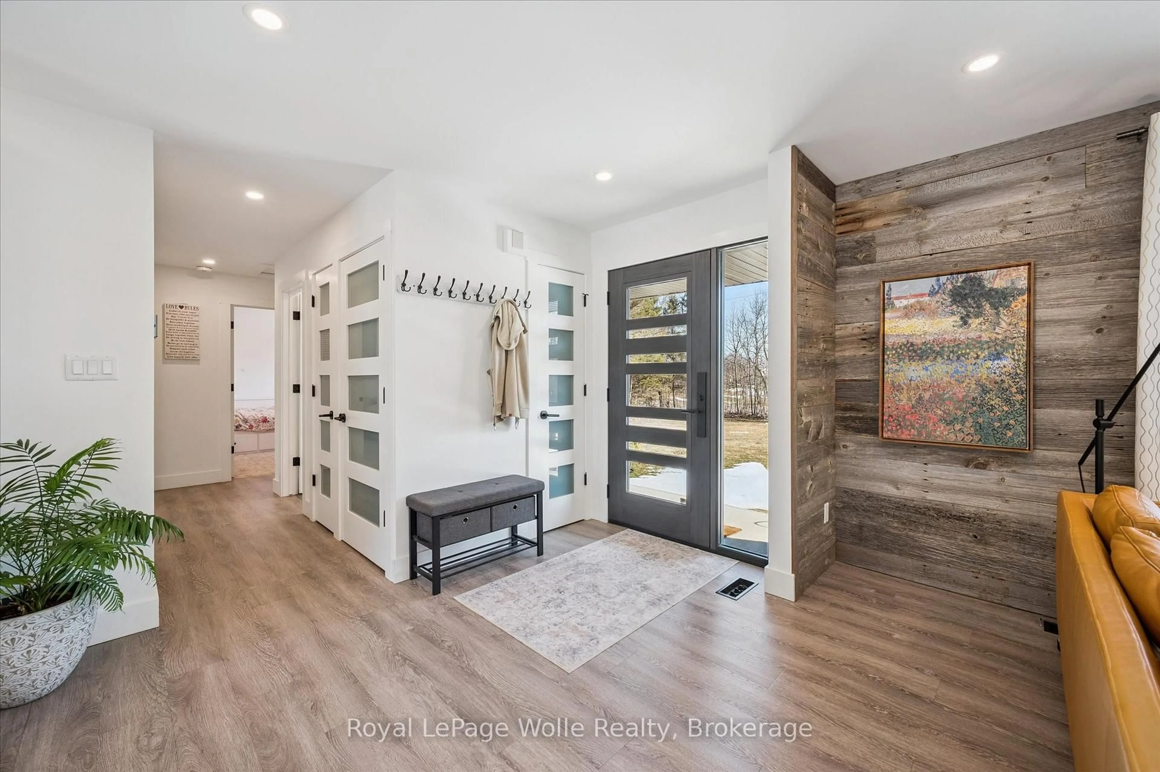 Indoor entryway for 1192 Shellard Rd, North Dumfries Ontario N1R 5S7