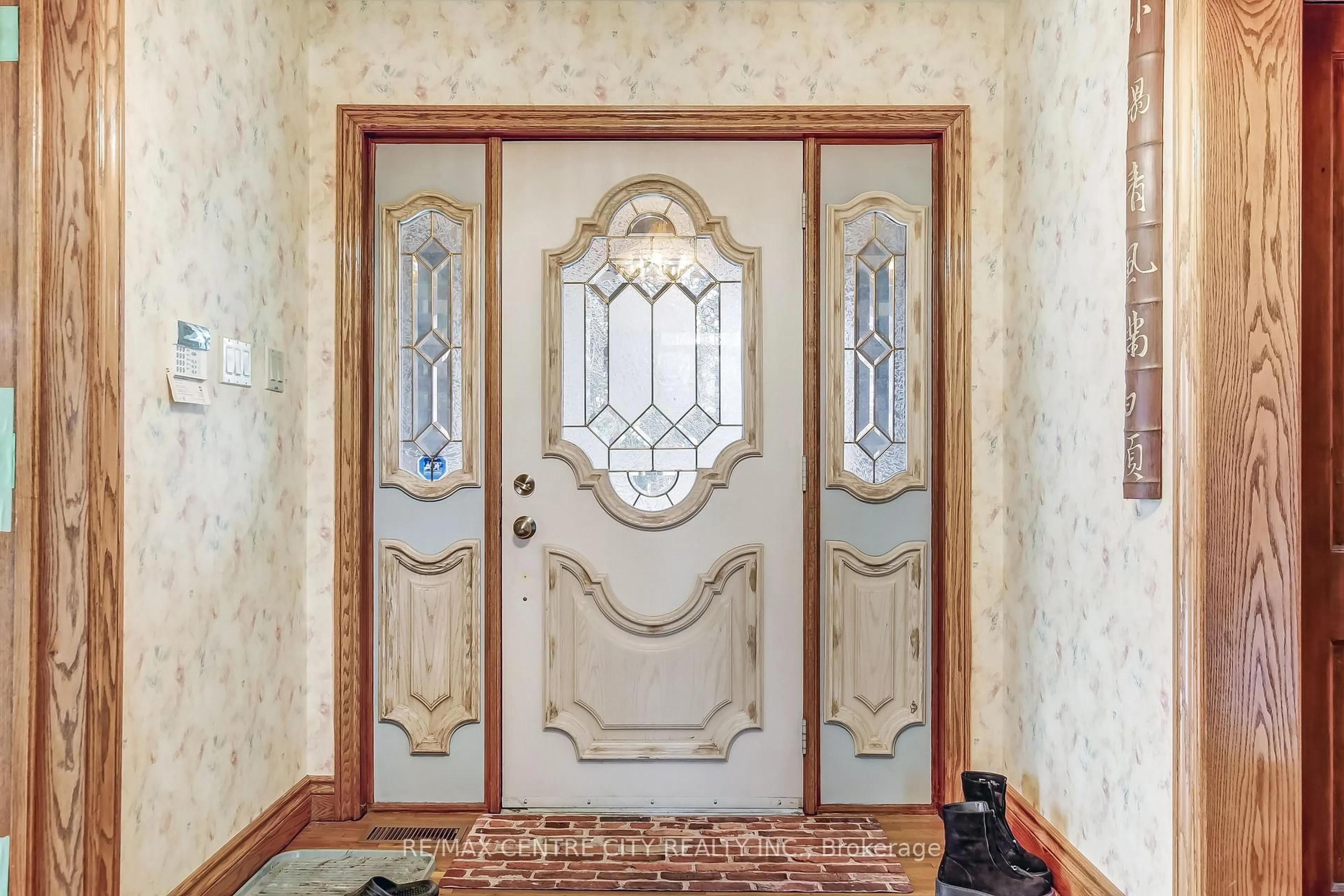 Indoor entryway for 1496 Sunningdale Rd, London North Ontario N5X 3Y6