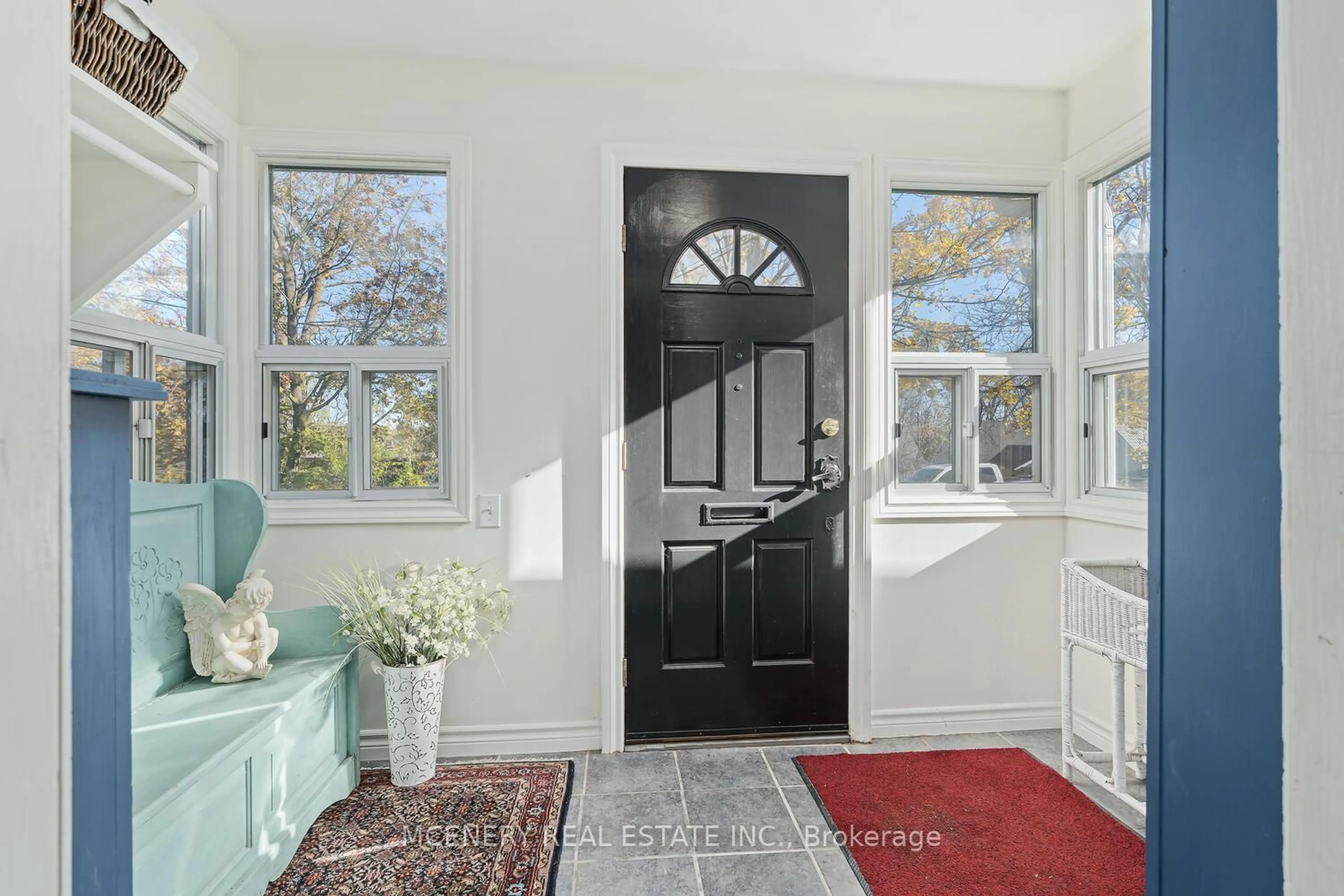 Indoor entryway for 22 LANE St, Guelph Ontario N1E 4N2