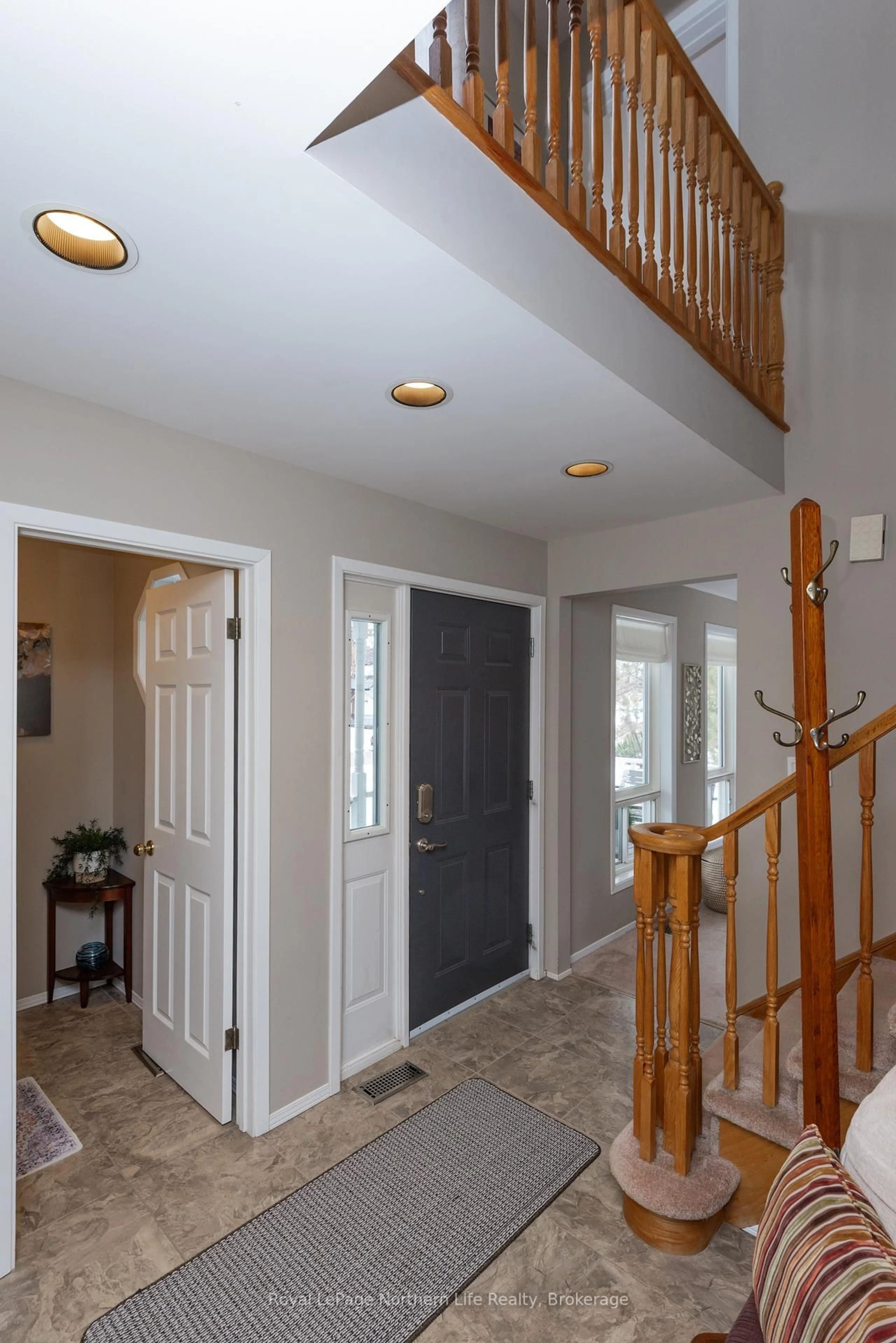 Indoor entryway for 30 Gladstone Ave, North Bay Ontario P1A 2L3