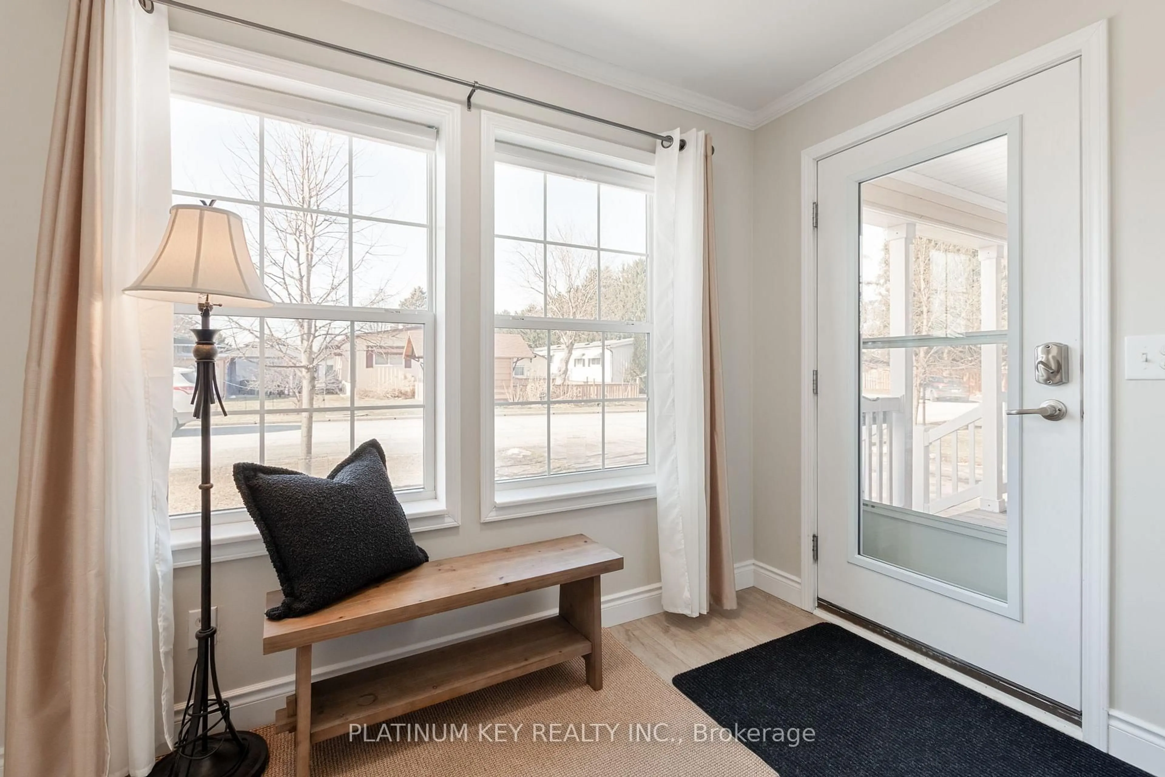 Indoor entryway for 16 Lindsay Dr, Strathroy-Caradoc Ontario N7G 0C5