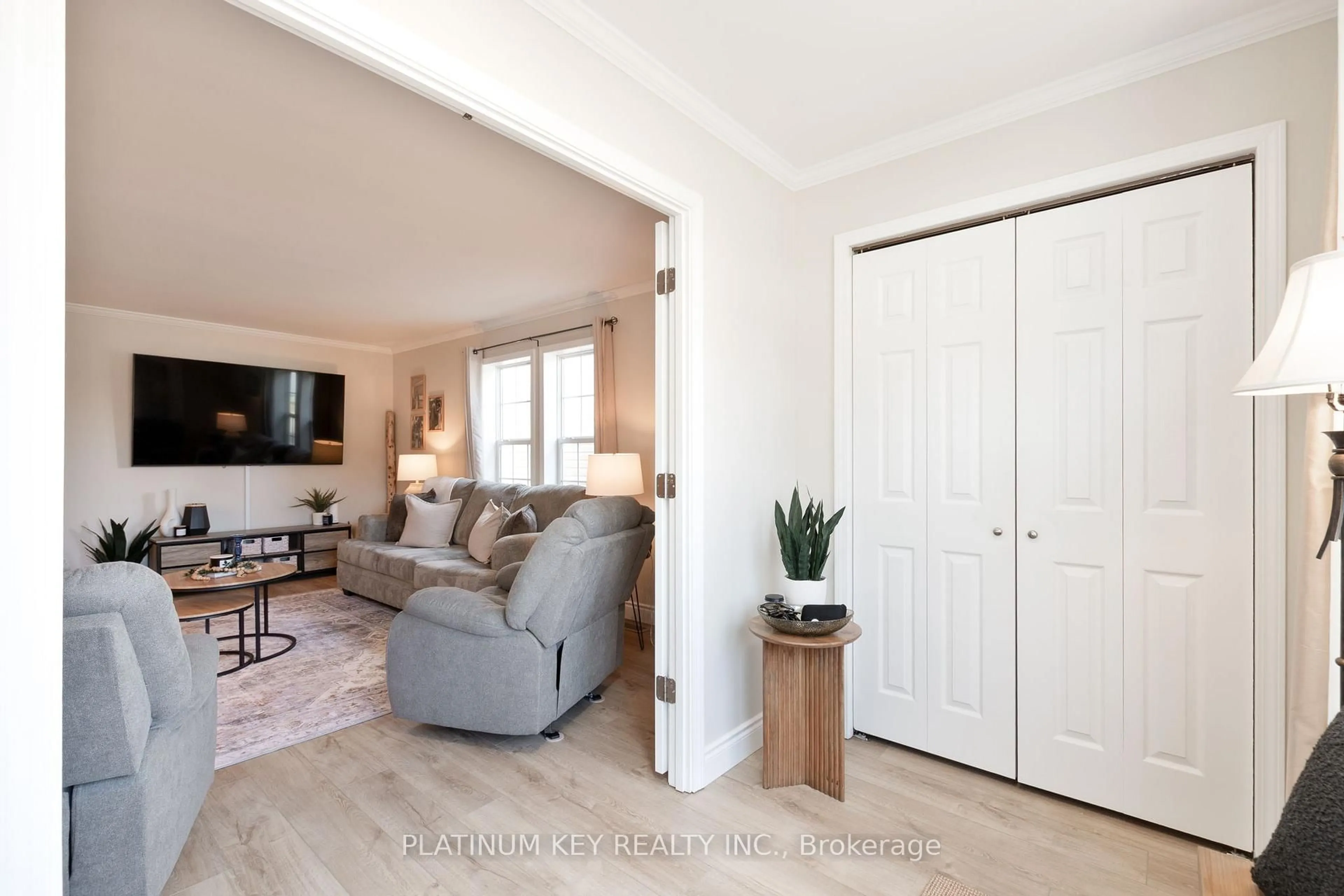 Living room with furniture, wood/laminate floor for 16 Lindsay Dr, Strathroy-Caradoc Ontario N7G 0C5