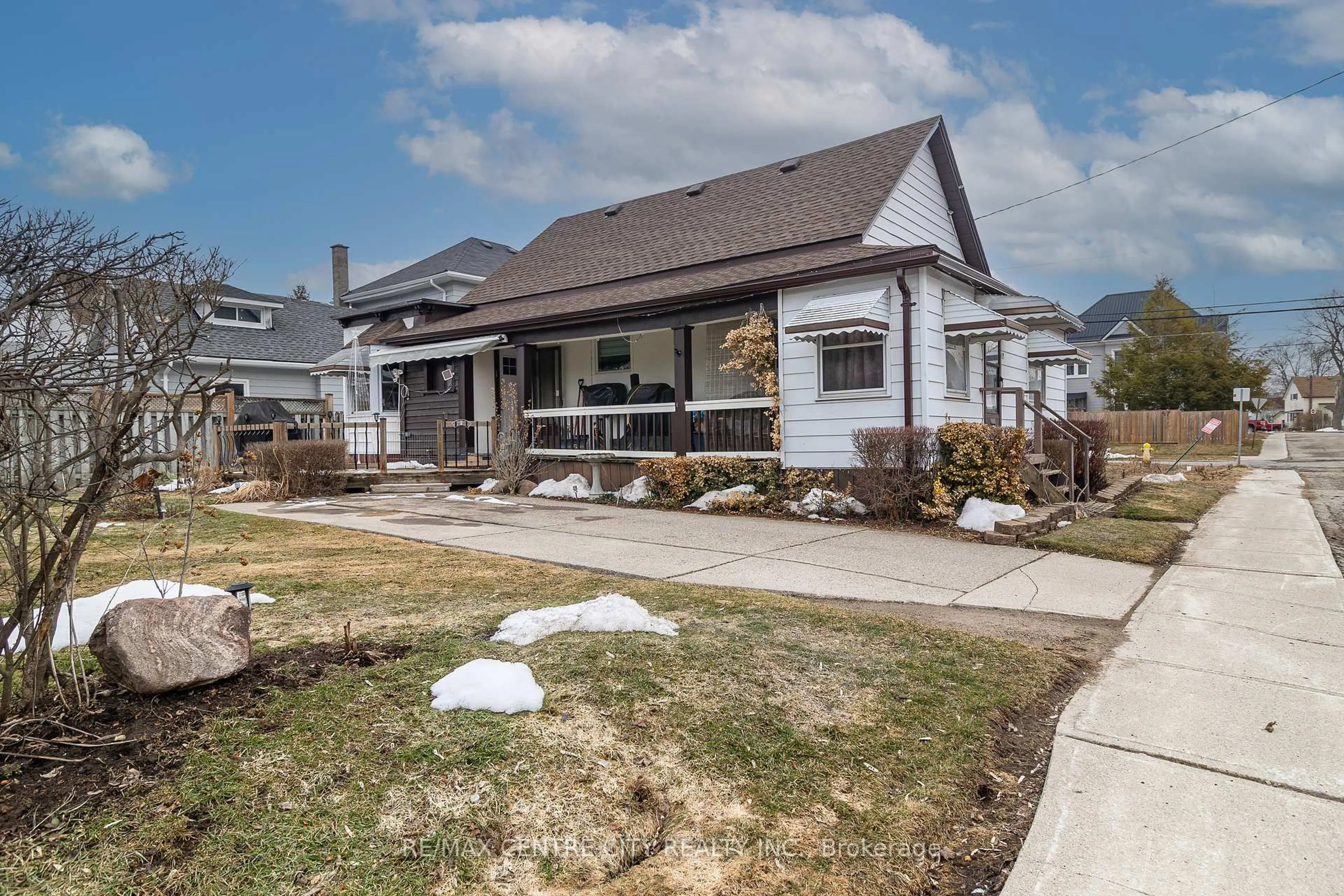 Home with vinyl exterior material, street for 21 Owaissa St, St. Thomas Ontario N5P 1T1