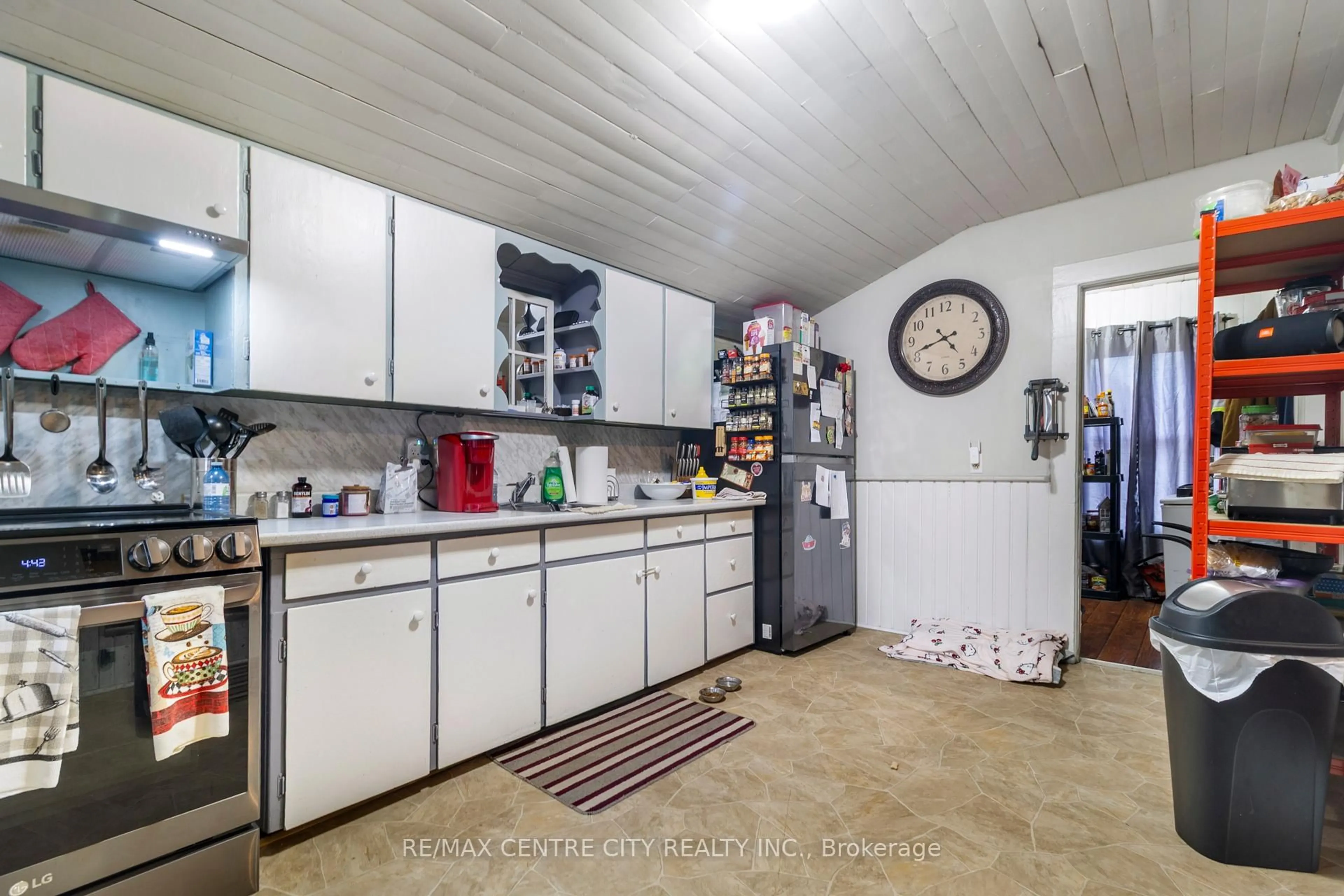 Standard kitchen, unknown for 21 Owaissa St, St. Thomas Ontario N5P 1T1