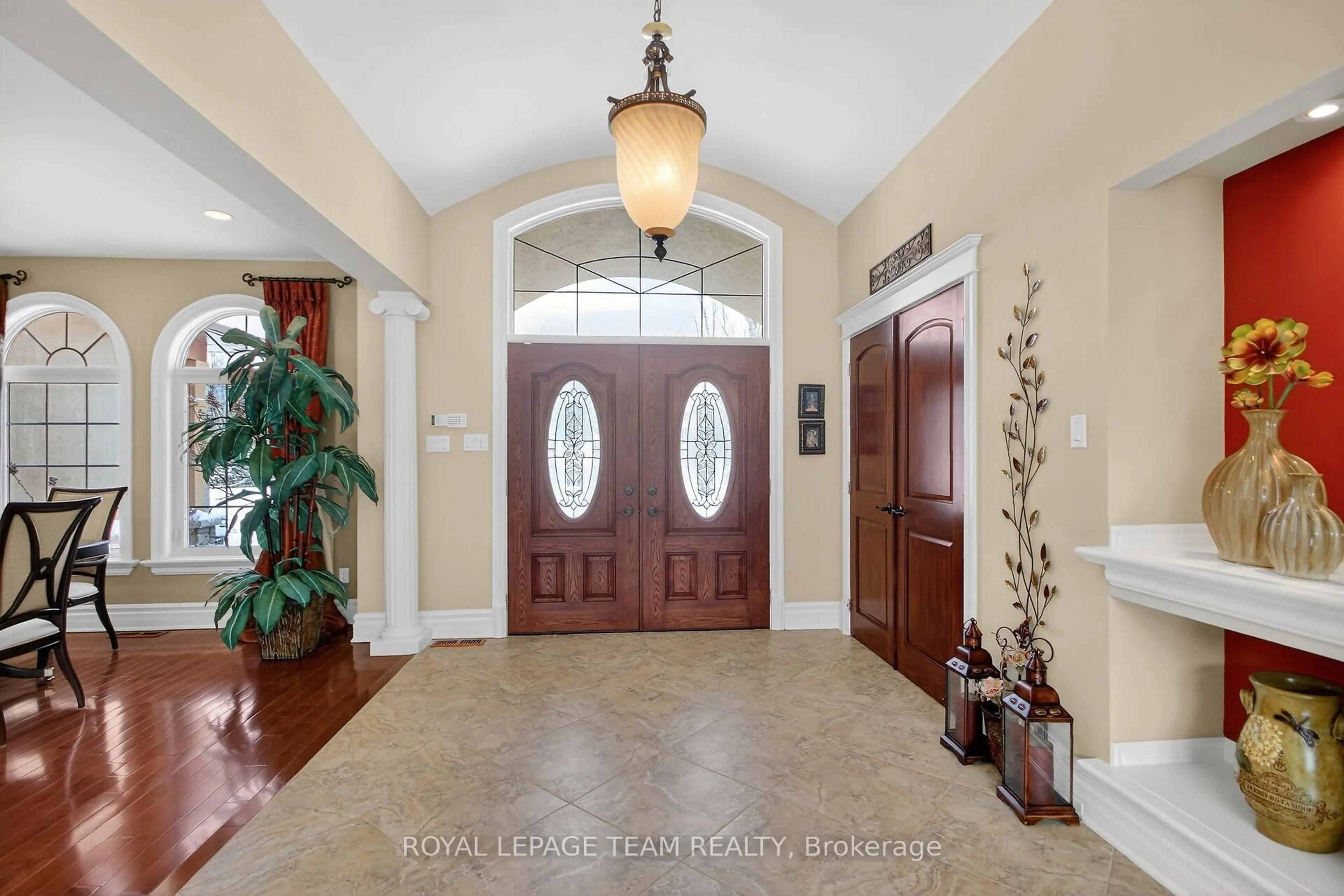 Indoor entryway for 104 Sentinel Pine Way, Carp Ontario K0A 1L0