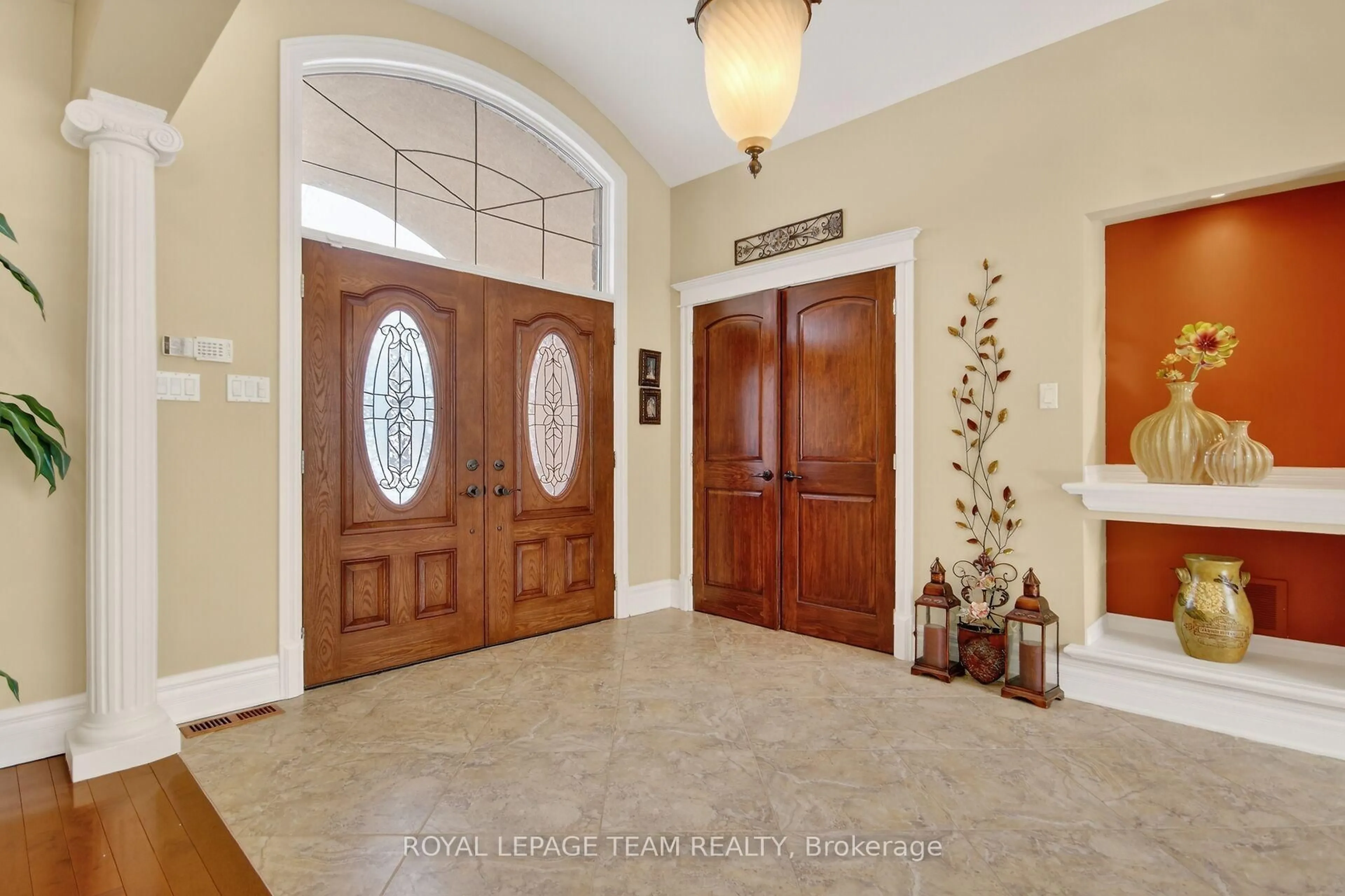 Indoor entryway for 104 Sentinel Pine Way, Carp Ontario K0A 1L0