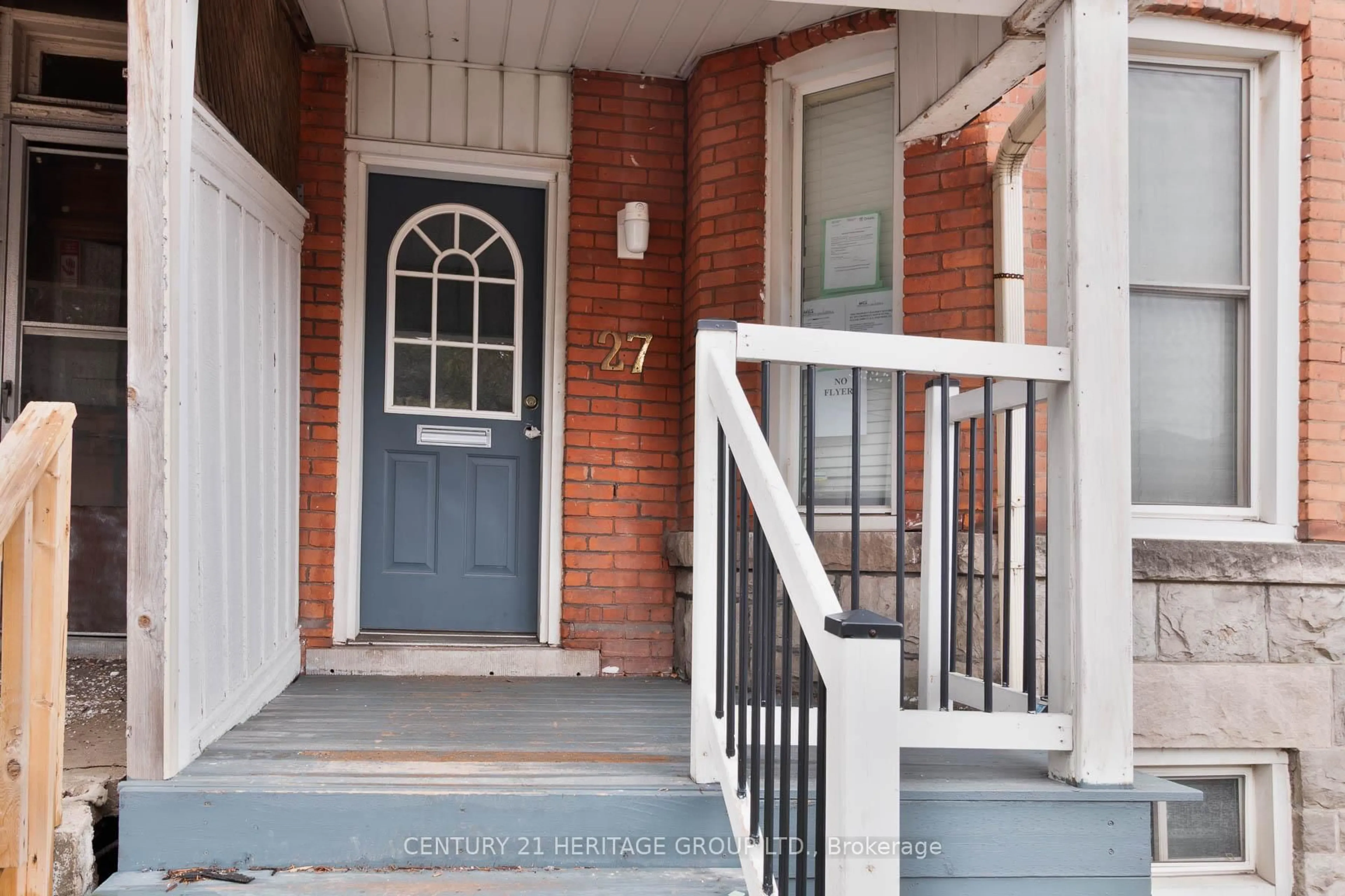 Indoor entryway for 27 Tisdale St, Hamilton Ontario L8L 5M3