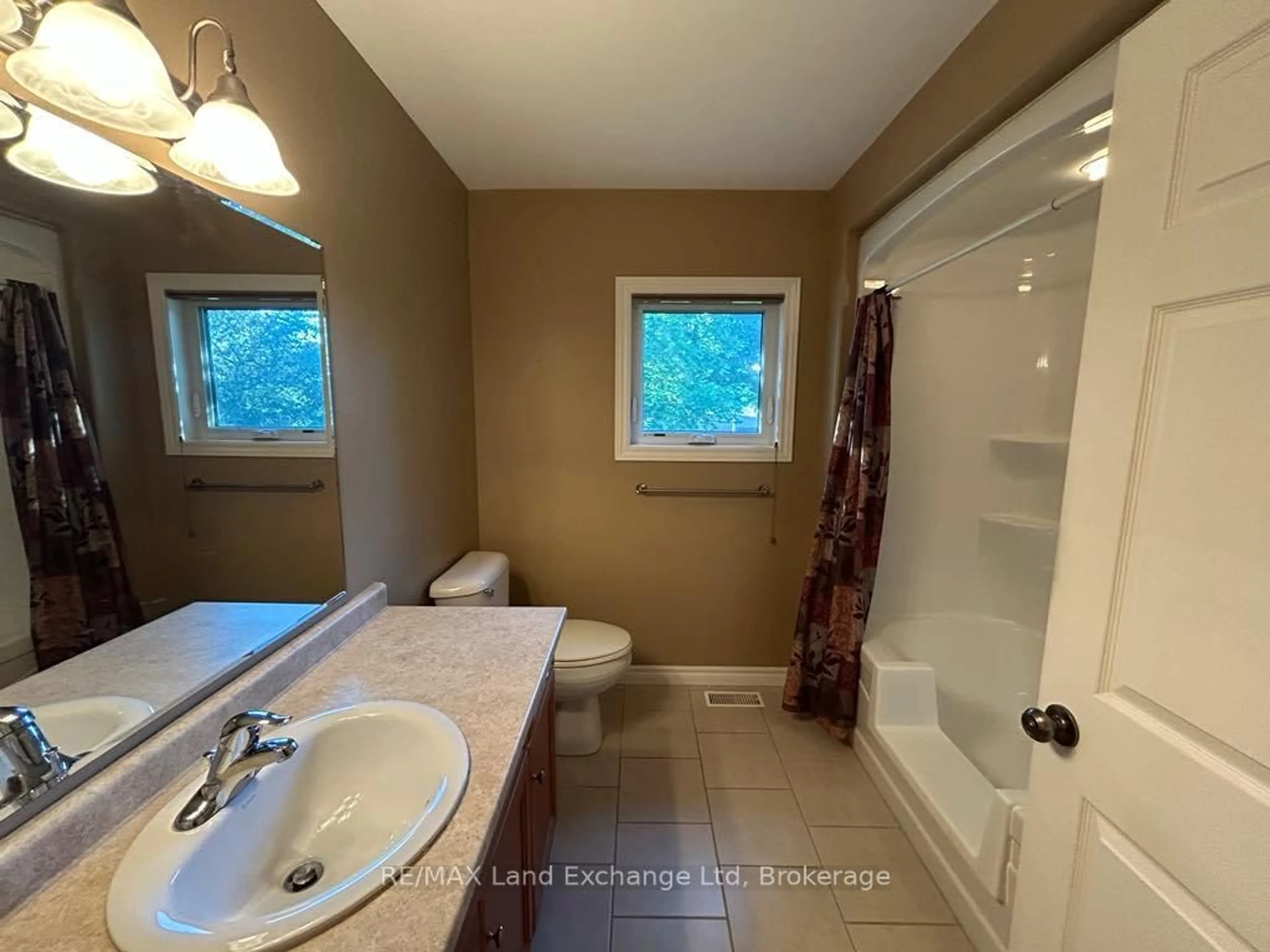 Standard bathroom, ceramic/tile floor for 32 Victoria St, North Huron Ontario N0G 2W0