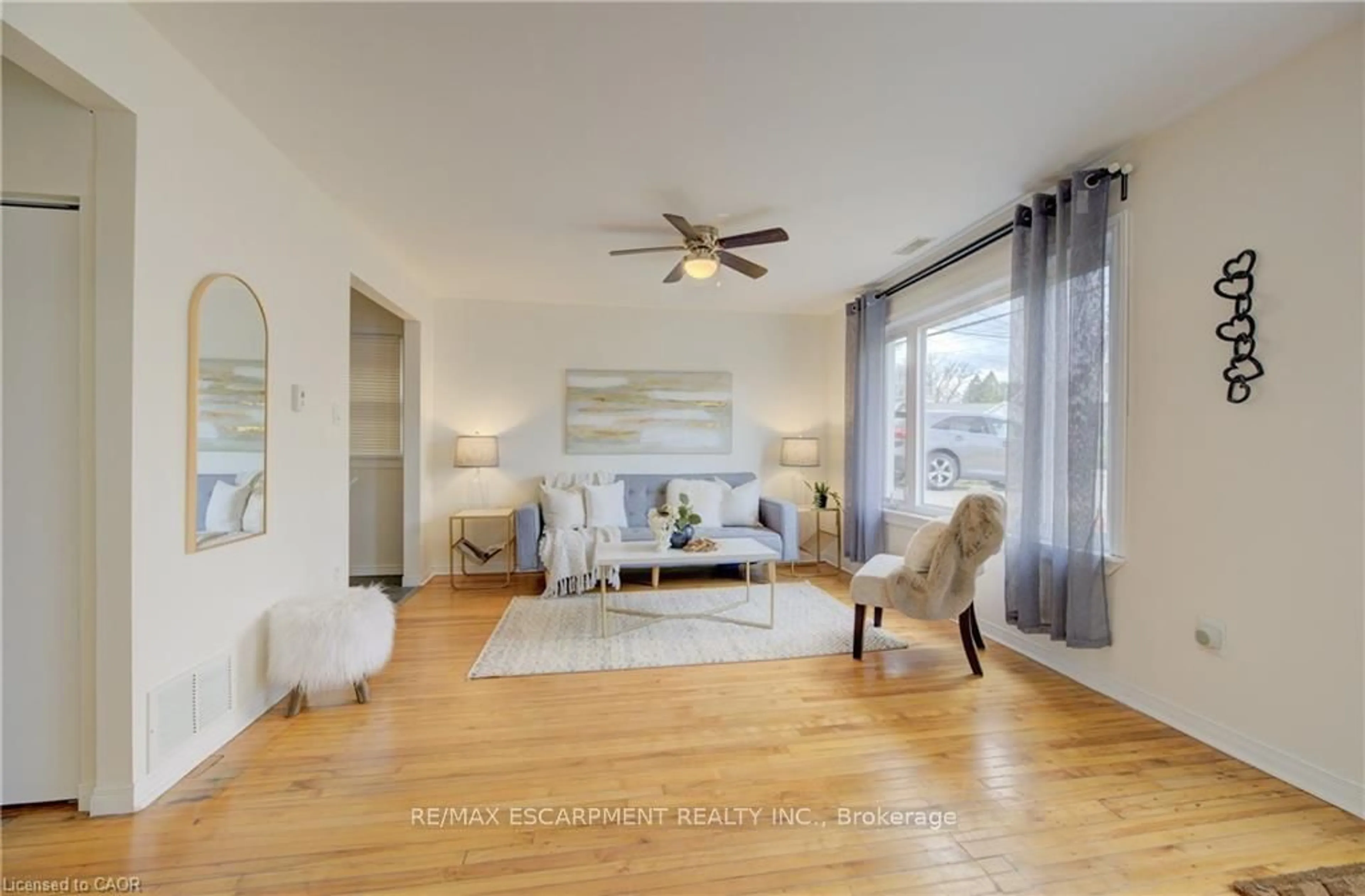 Living room with furniture, unknown for 73 East 33rd St, Hamilton Ontario L8B 3T3