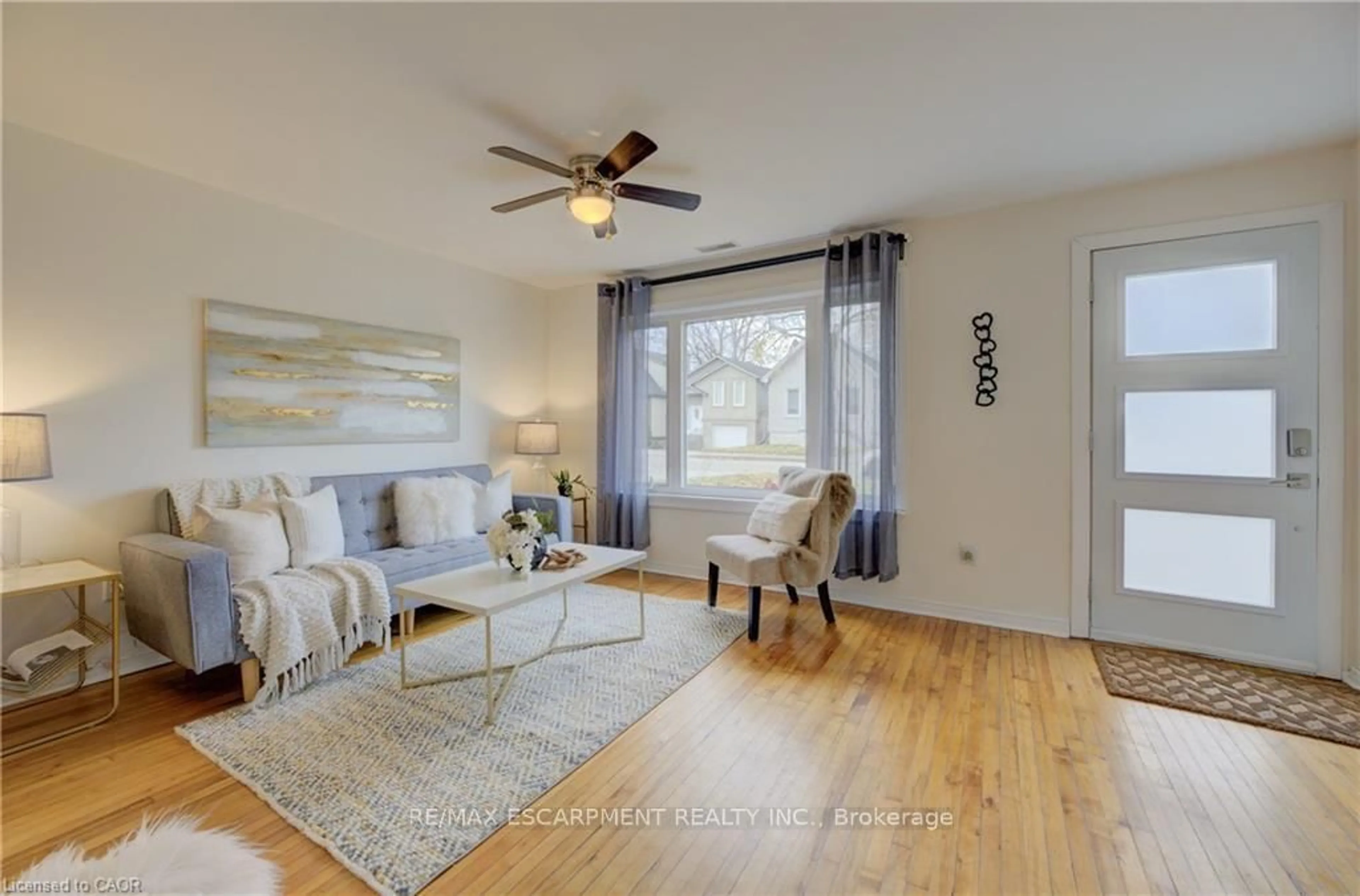 Living room with furniture, wood/laminate floor for 73 East 33rd St, Hamilton Ontario L8B 3T3