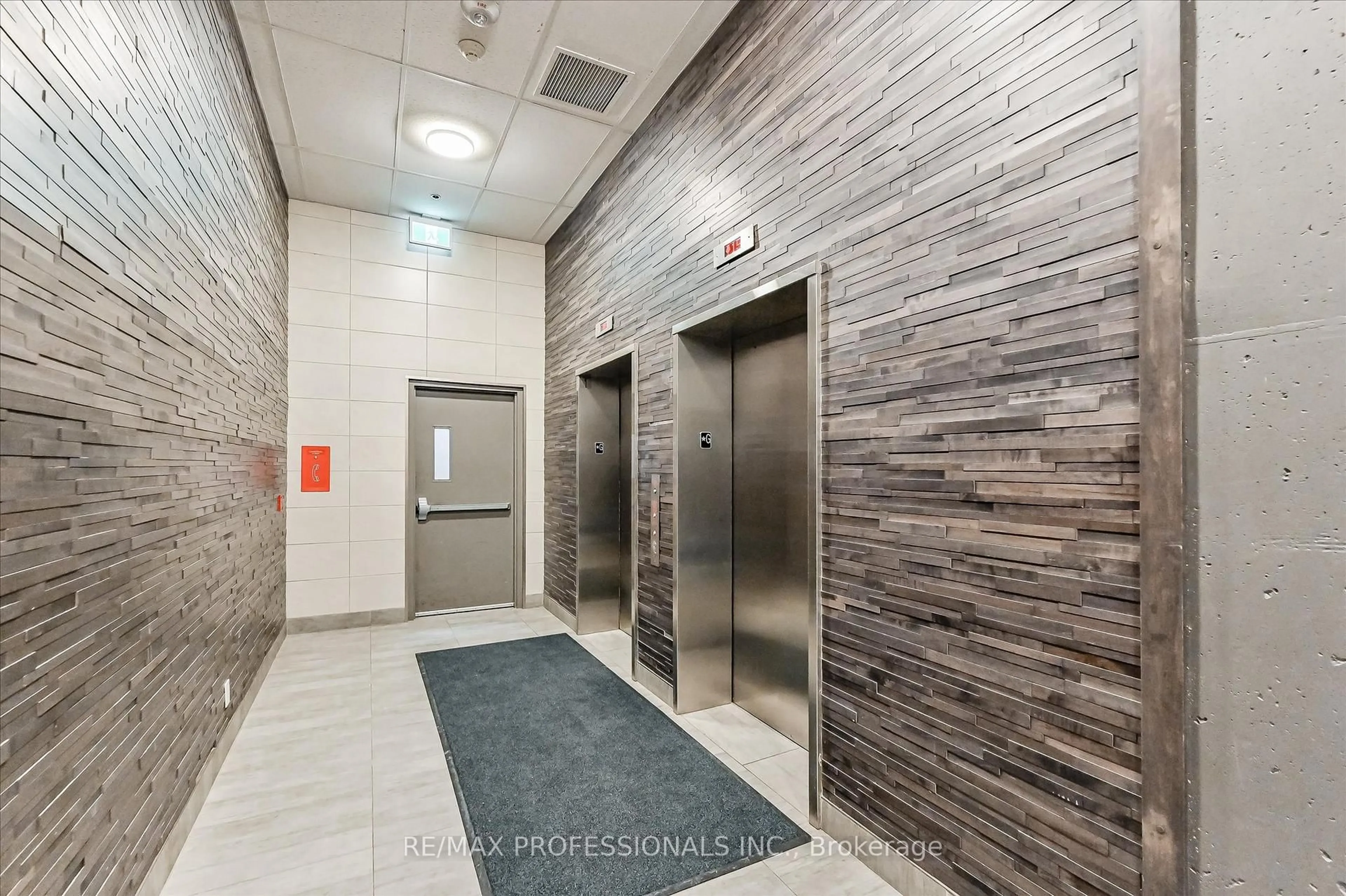 Indoor foyer for 318 Spruce St #2103, Waterloo Ontario N2L 0E9