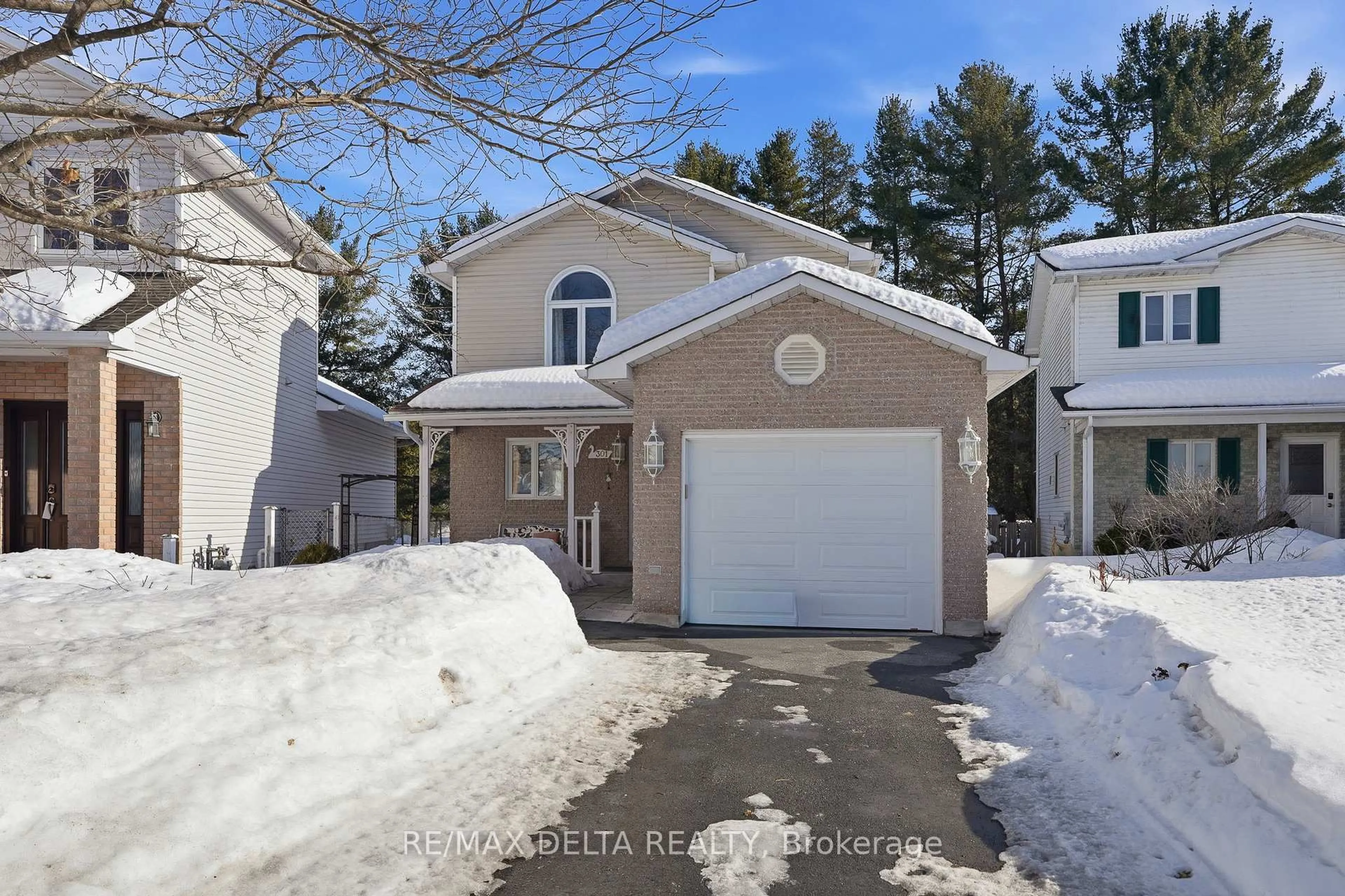 A pic from outside/outdoor area/front of a property/back of a property/a pic from drone, street for 301 Bonavista St, Clarence-Rockland Ontario K4K 1N8