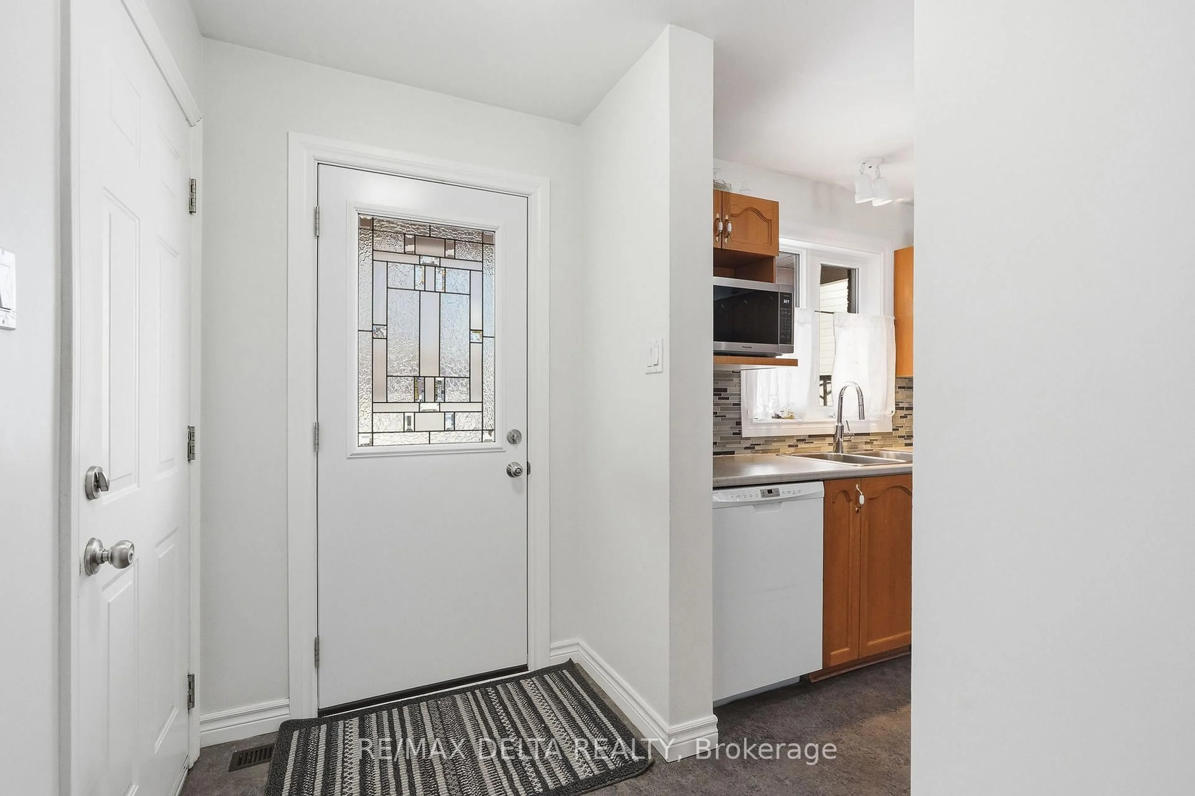 Indoor entryway for 301 Bonavista St, Clarence-Rockland Ontario K4K 1N8