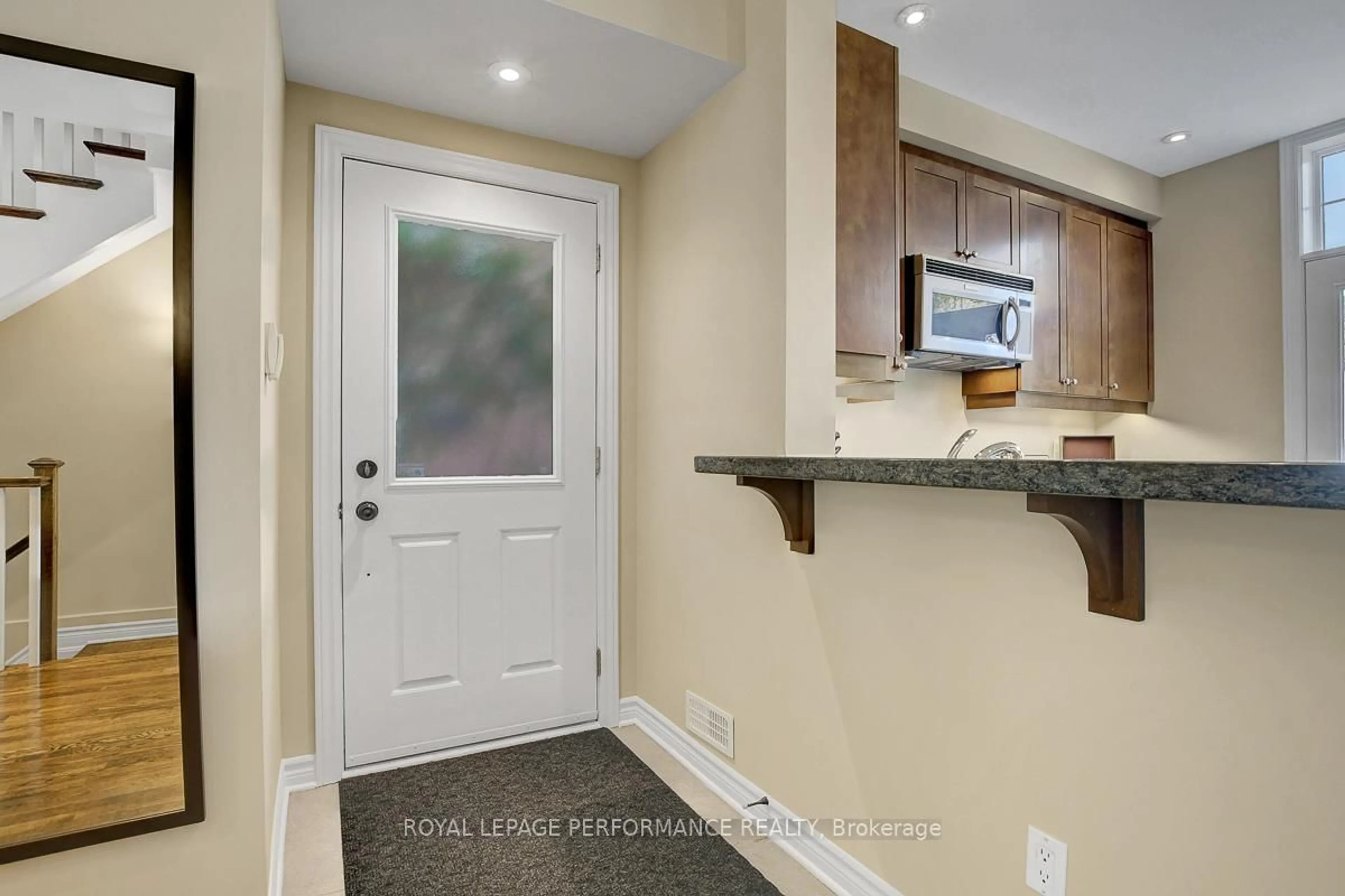Indoor entryway for 318 Iona St, Ottawa Ontario K1Z 7B9