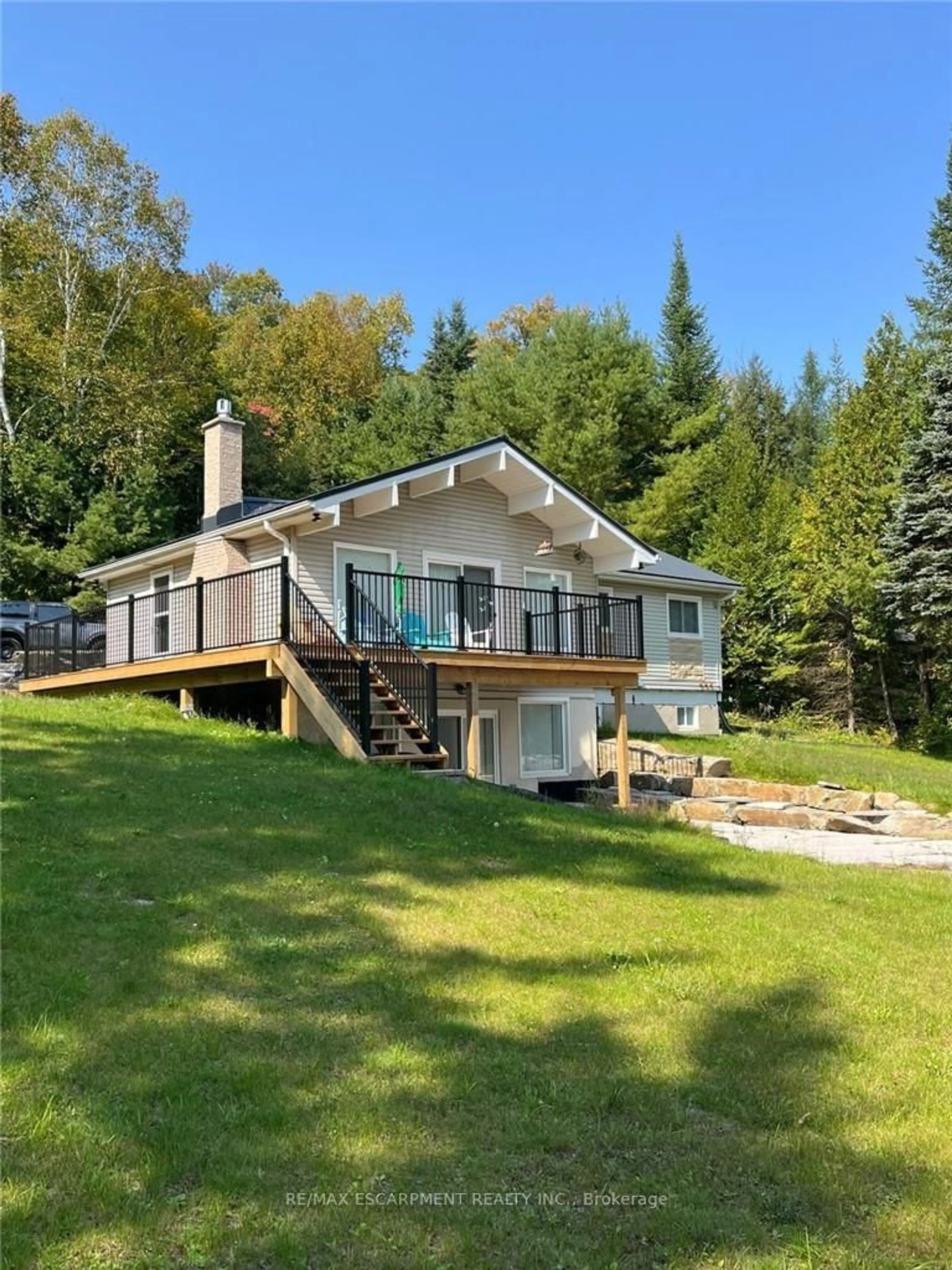 Home with vinyl exterior material, water/lake/river/ocean view for 1056 Inawendawin Rd, Lake of Bays Ontario P0B 1A0