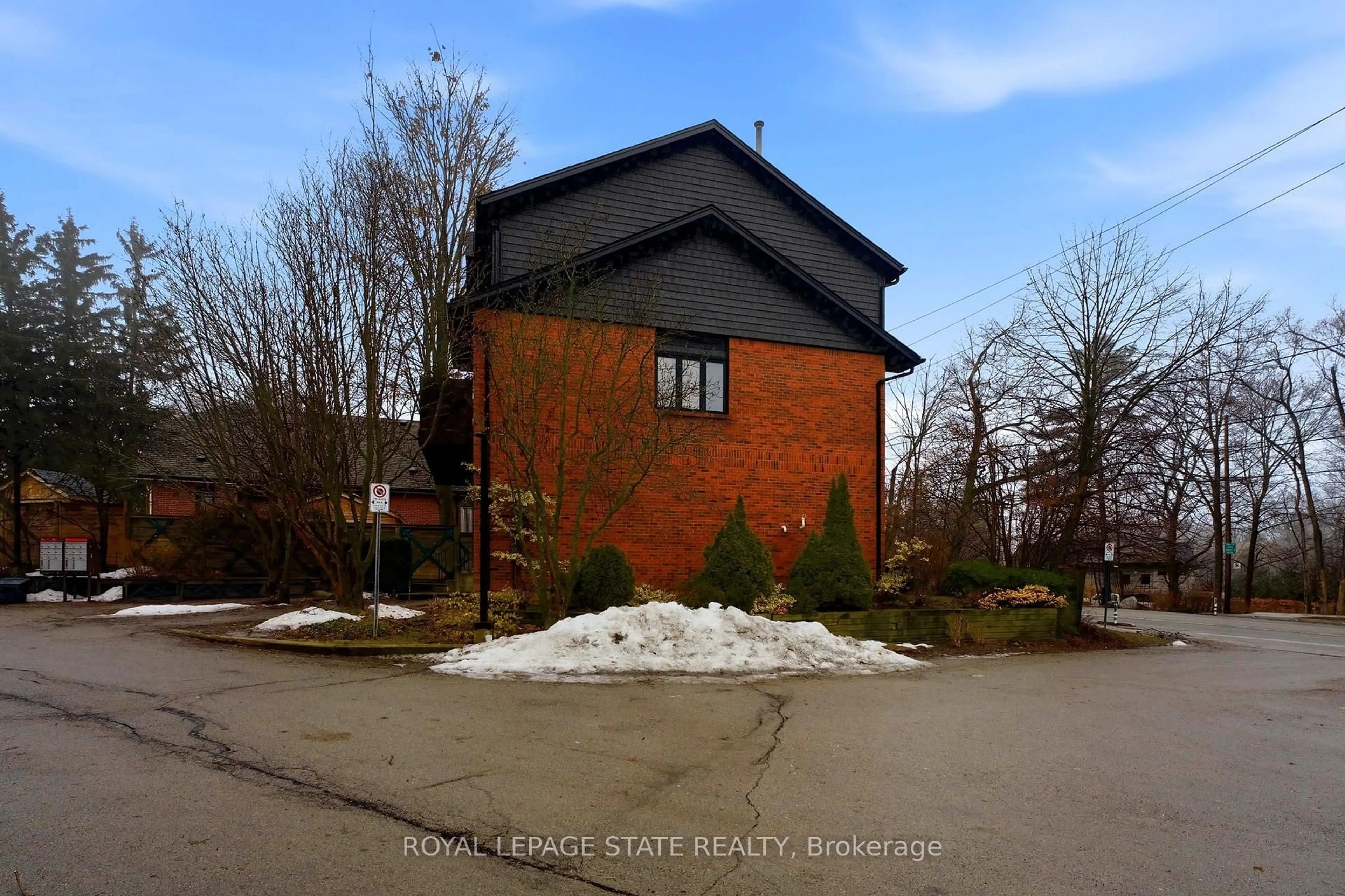 Unknown for 1983 Main St #15, Hamilton Ontario L8S 4R3