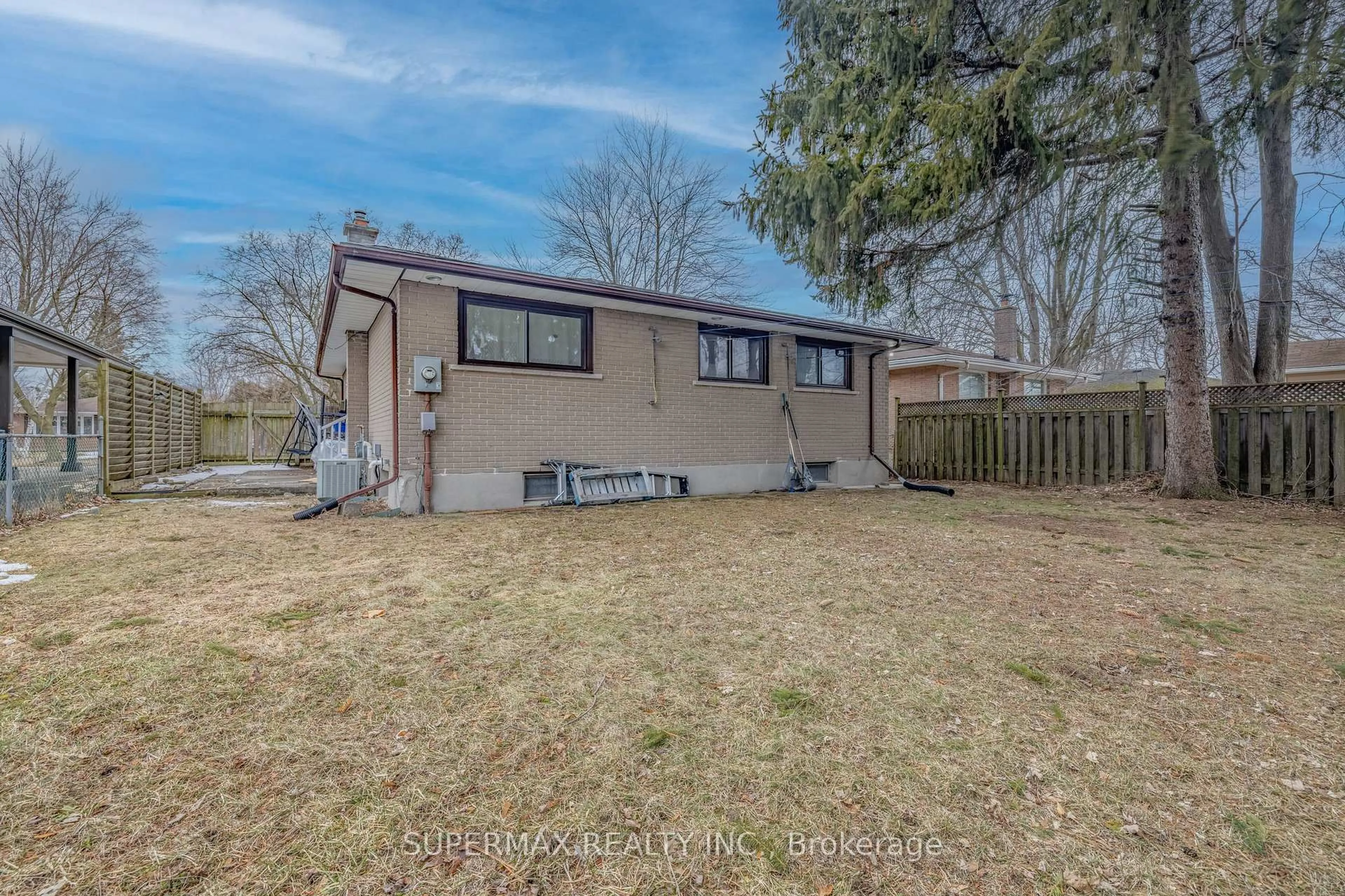 A pic from outside/outdoor area/front of a property/back of a property/a pic from drone, street for 1058 Apache Rd, London East Ontario N5V 2W3