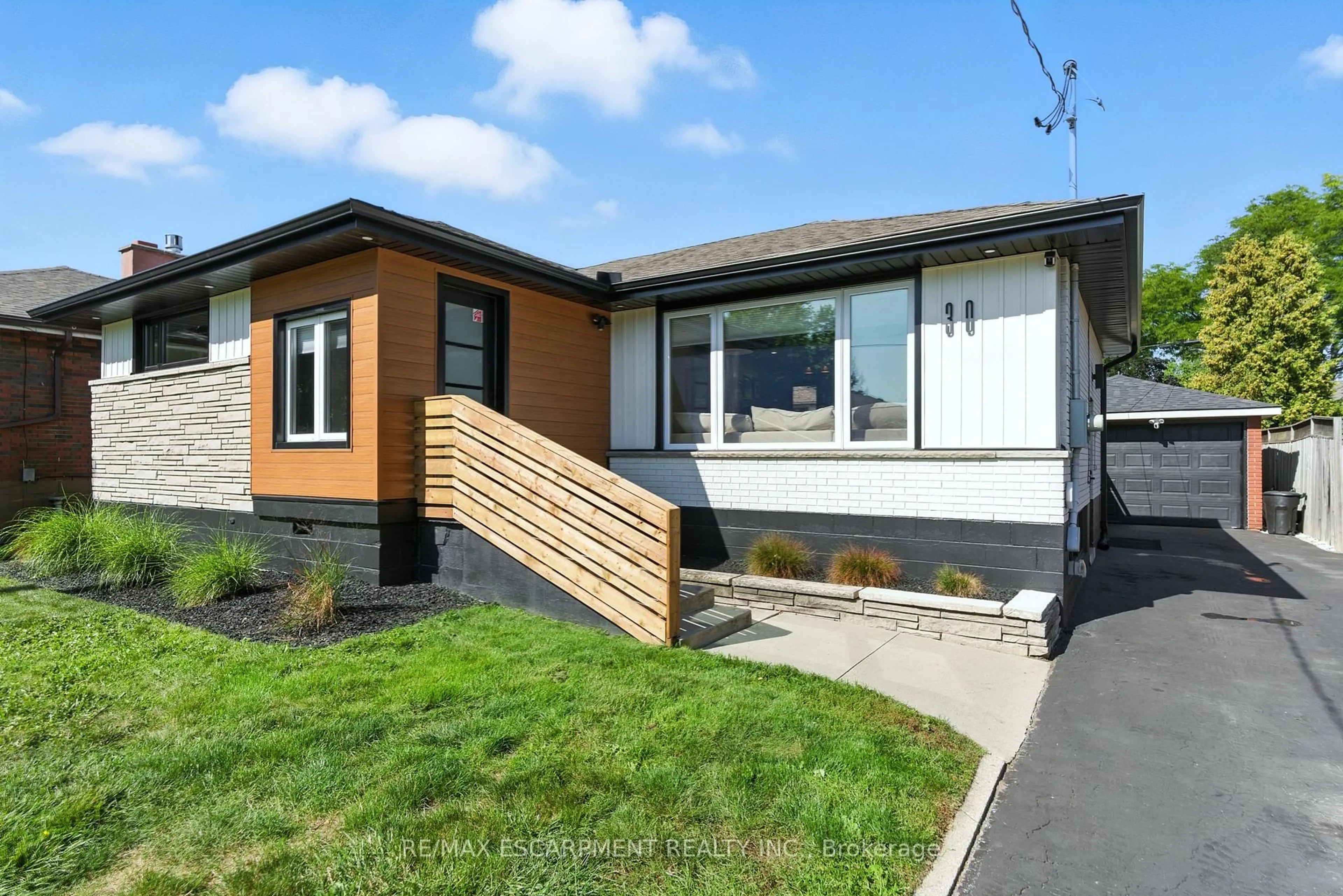 Home with vinyl exterior material, street for 30 CLOKE Crt, Hamilton Ontario L8T 1N5