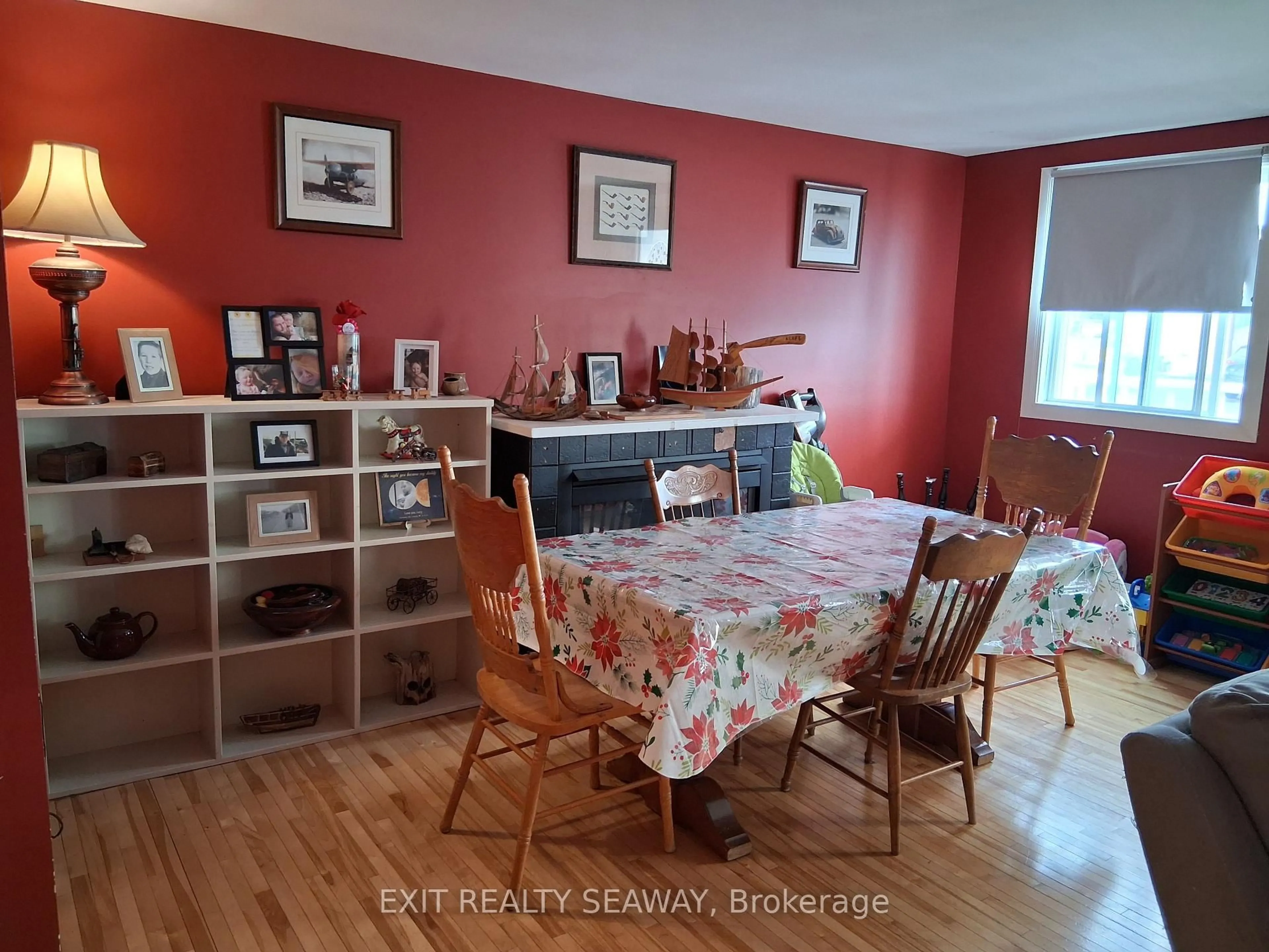 Dining room, wood/laminate floor for 303 Eleventh St, Cornwall Ontario K6J 3B5