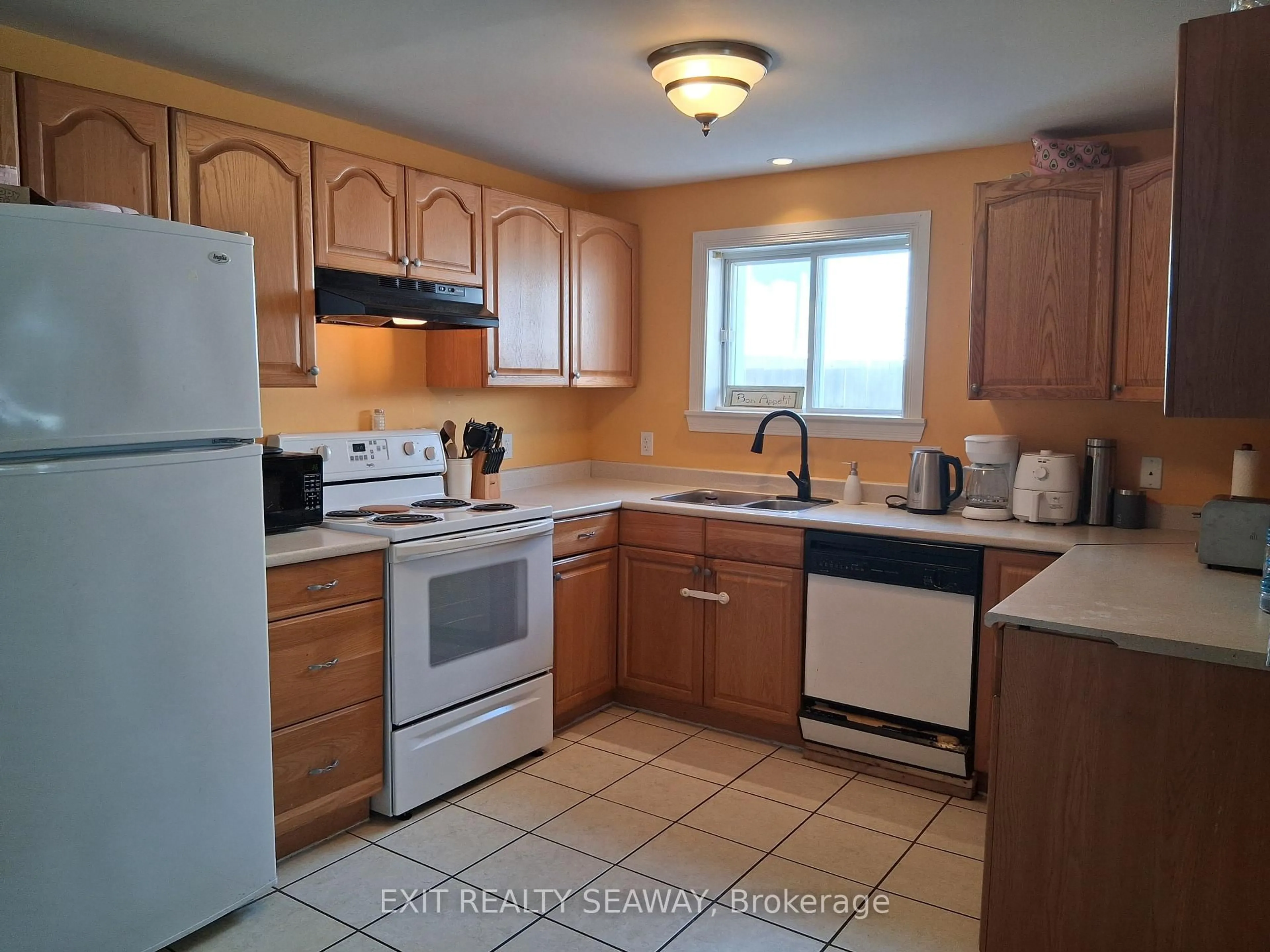 Standard kitchen, ceramic/tile floor for 303 Eleventh St, Cornwall Ontario K6J 3B5