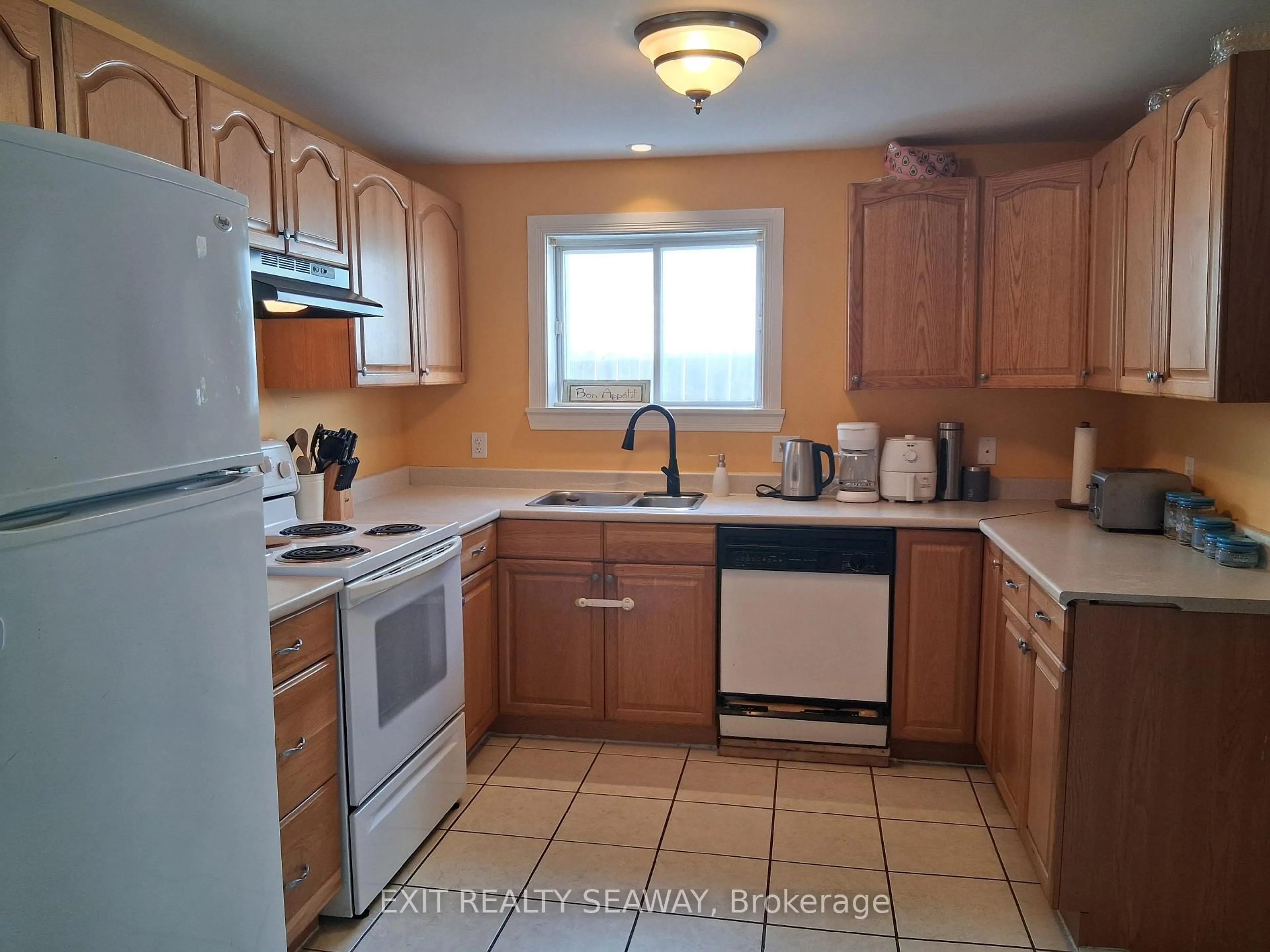 Standard kitchen, ceramic/tile floor for 303 Eleventh St, Cornwall Ontario K6J 3B5