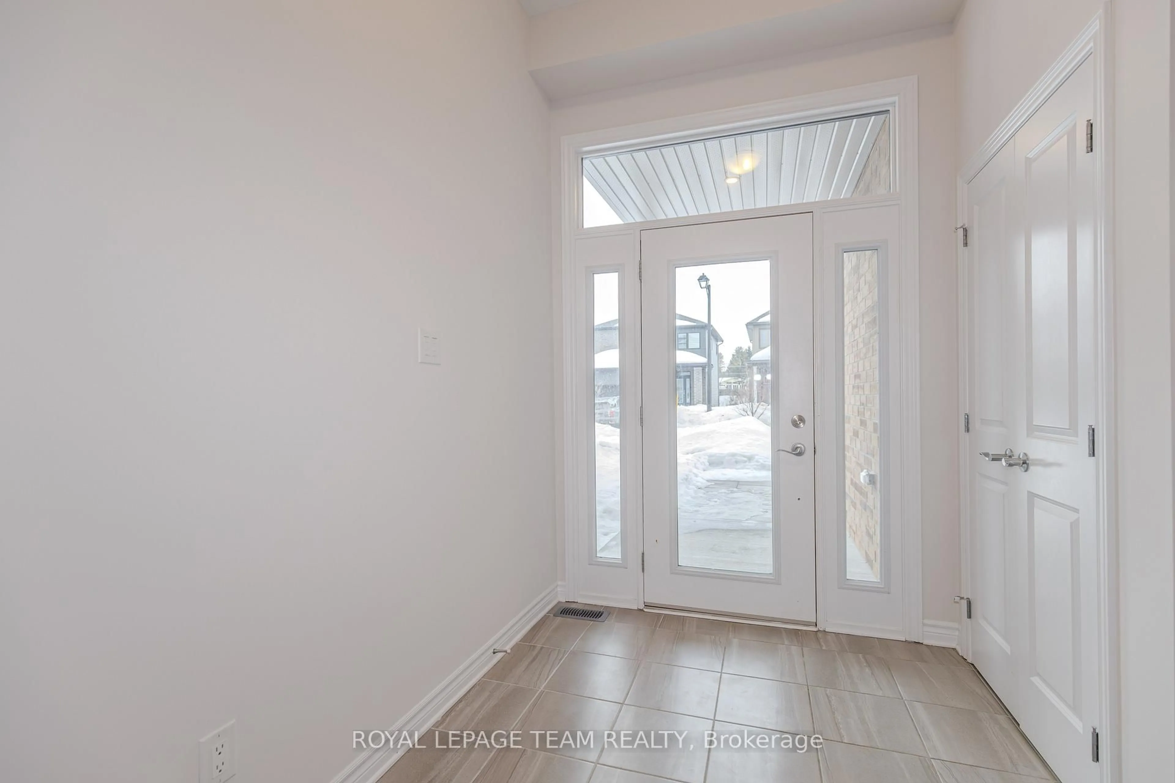 Indoor entryway for 608 Enclave Lane, Clarence-Rockland Ontario K4K 0M8