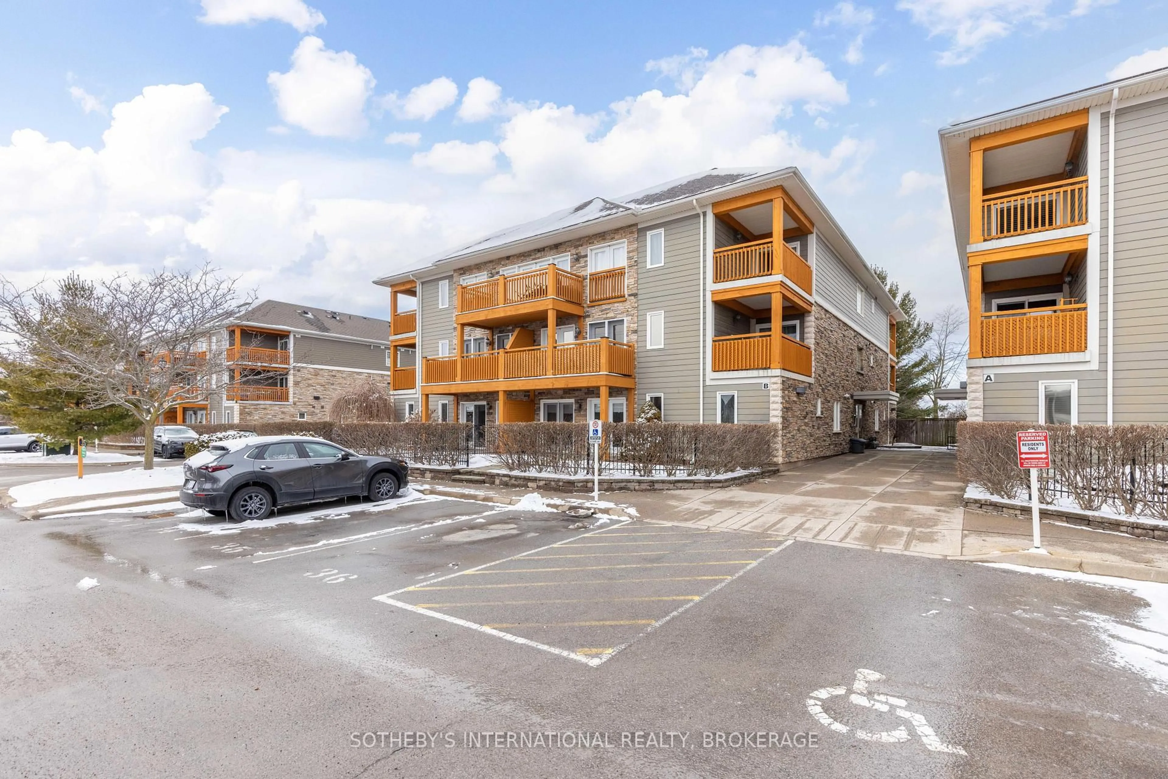 A pic from outside/outdoor area/front of a property/back of a property/a pic from drone, unknown for 678 Line 2 Rd #205, Niagara-on-the-Lake Ontario L0S 1T0