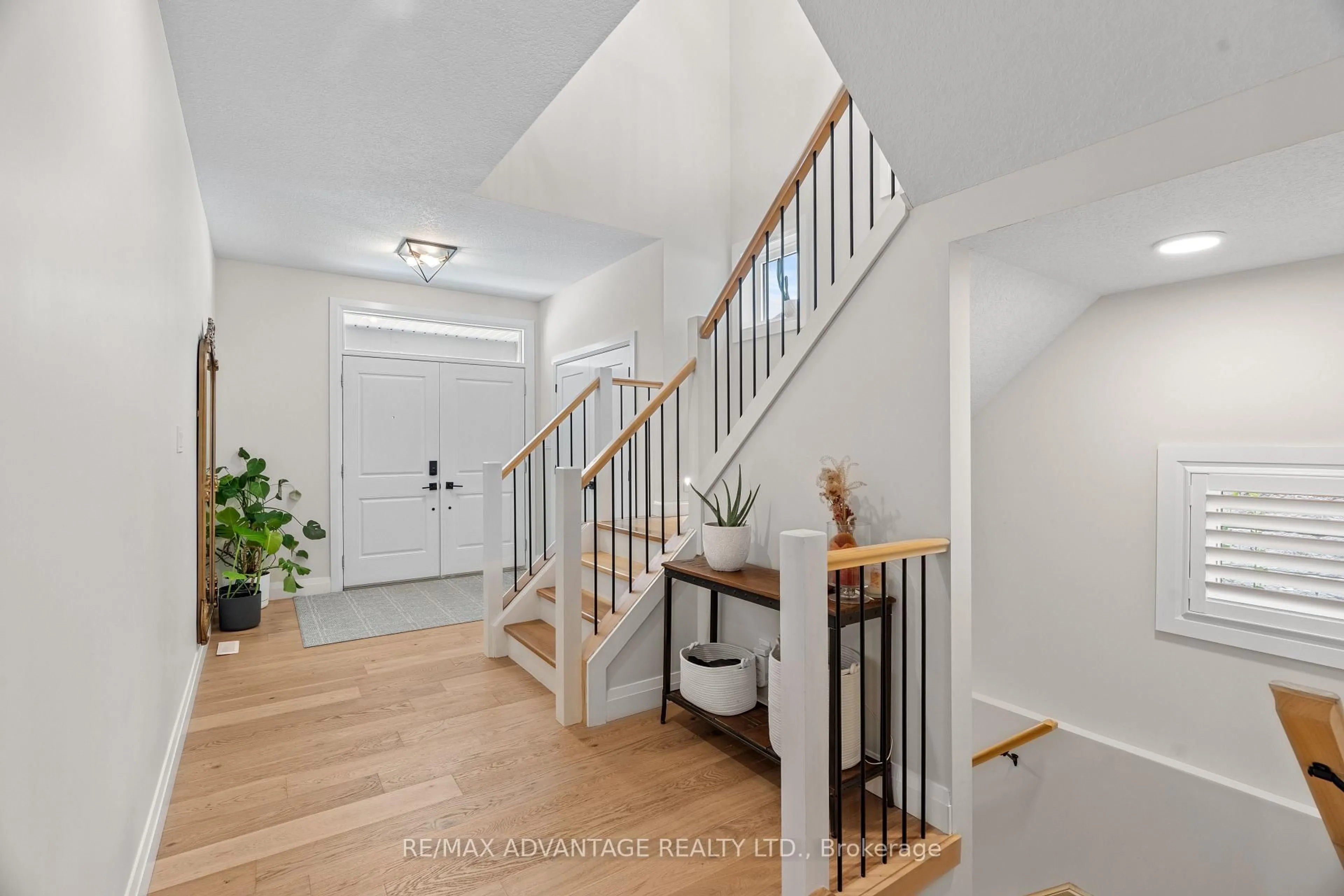 Indoor entryway for 94 Mill Pond Cres, Thames Centre Ontario N0L 1G2