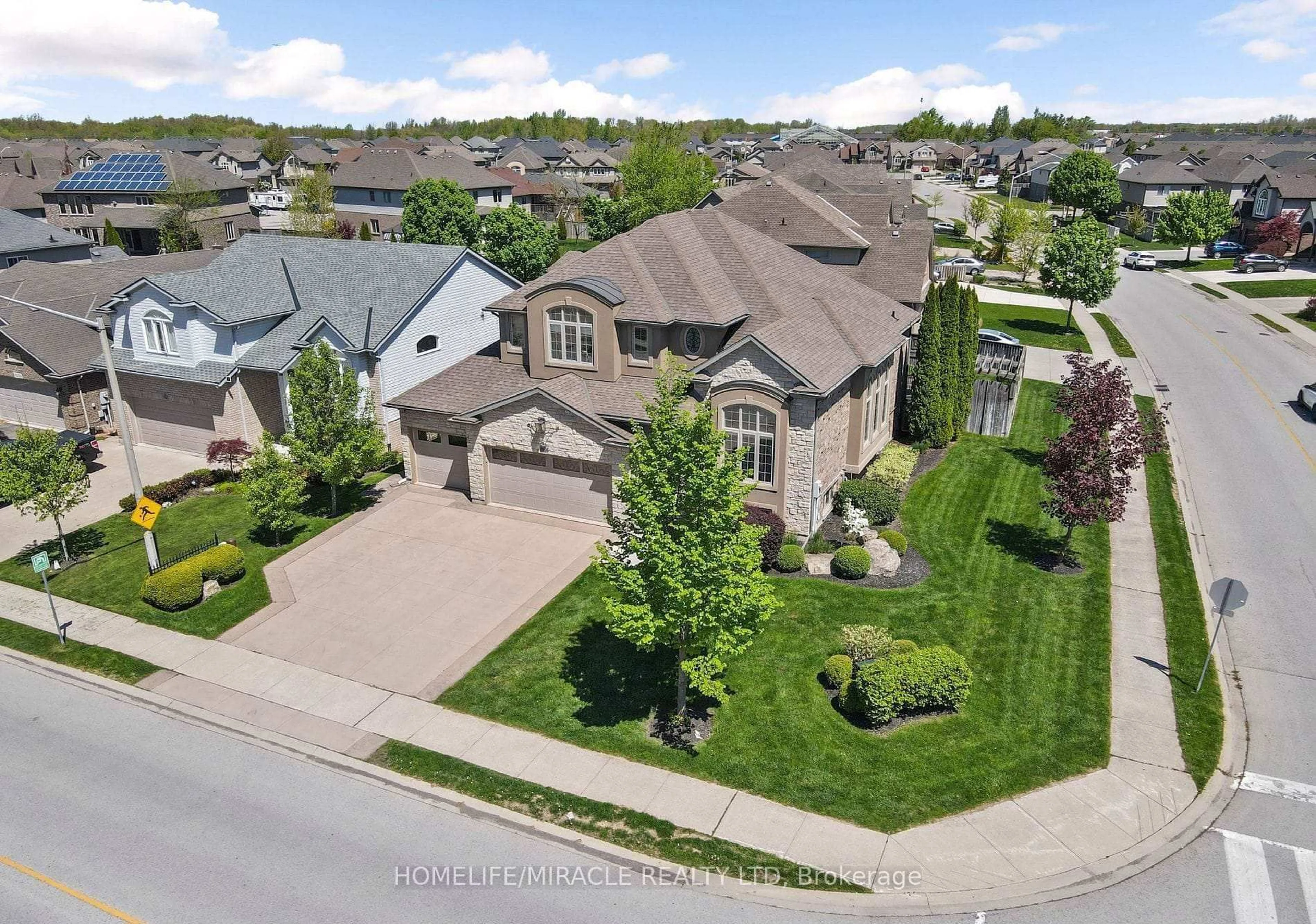 A pic from outside/outdoor area/front of a property/back of a property/a pic from drone, street for 8535 Forestview Blvd, Niagara Falls Ontario L2H 0B2