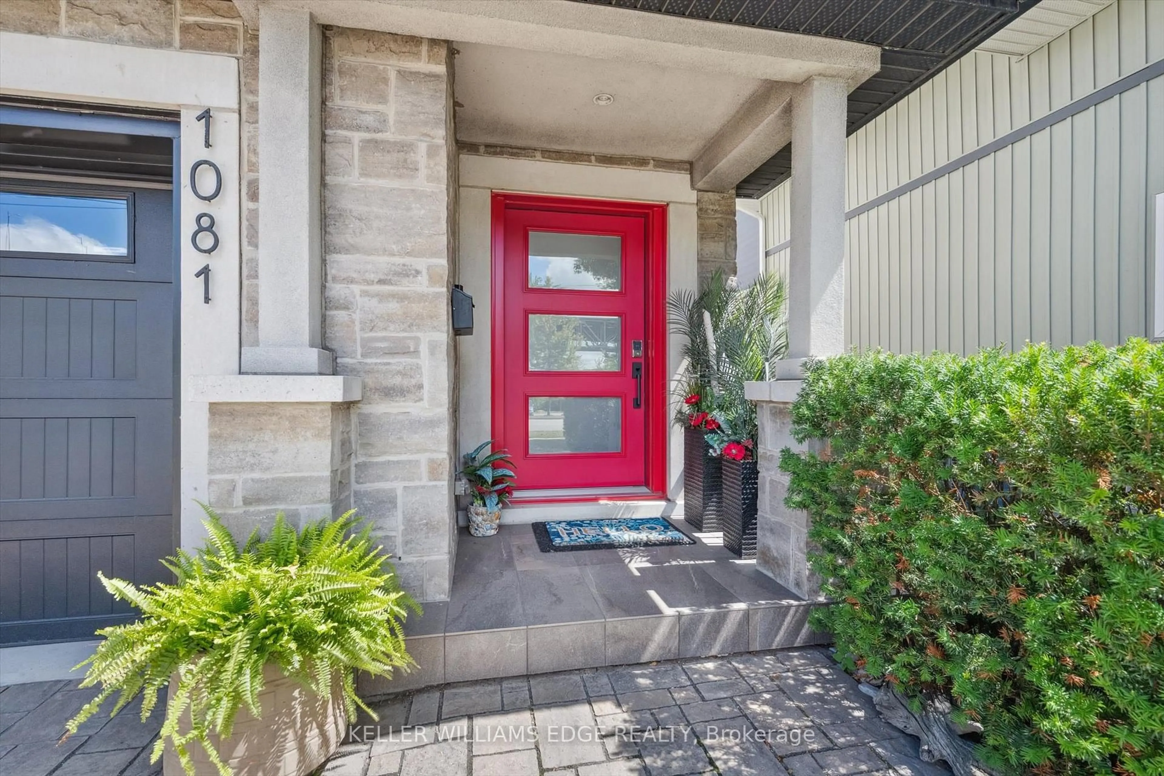 Indoor entryway for 1081 Beach Blvd, Hamilton Ontario L8H 6Z9
