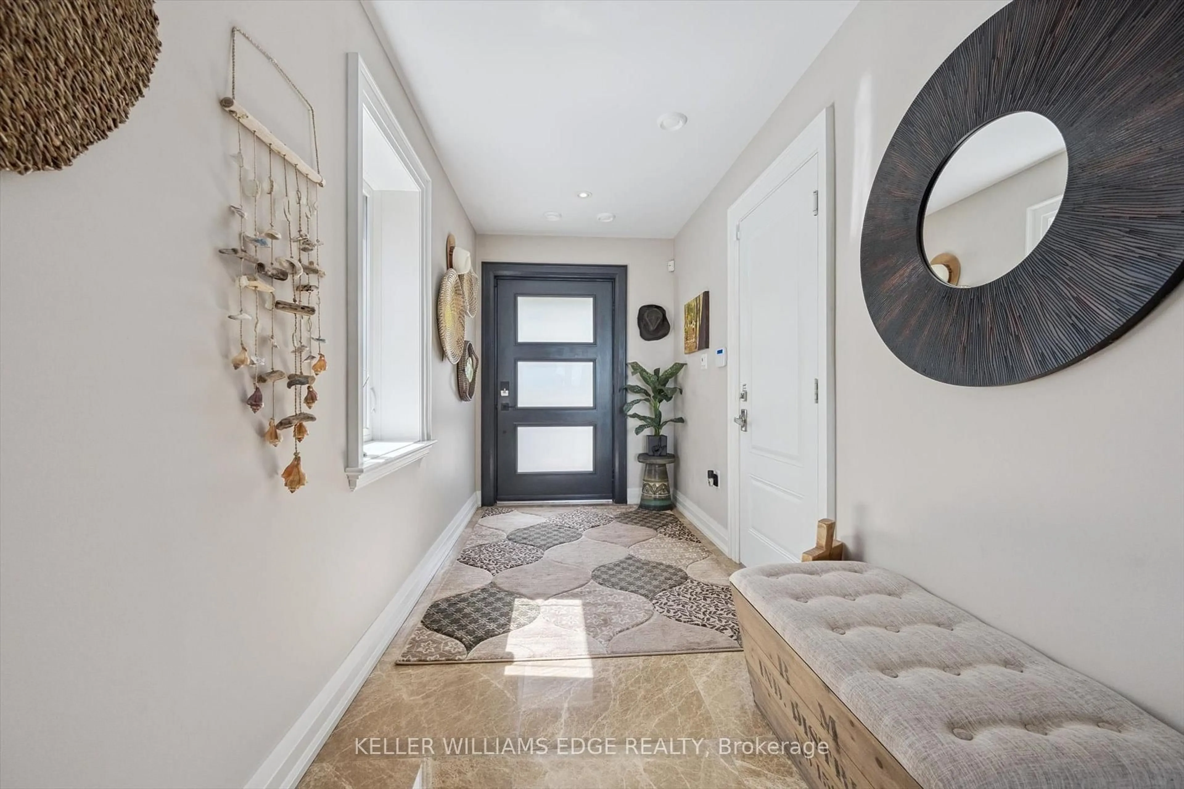 Indoor entryway for 1081 Beach Blvd, Hamilton Ontario L8H 6Z9