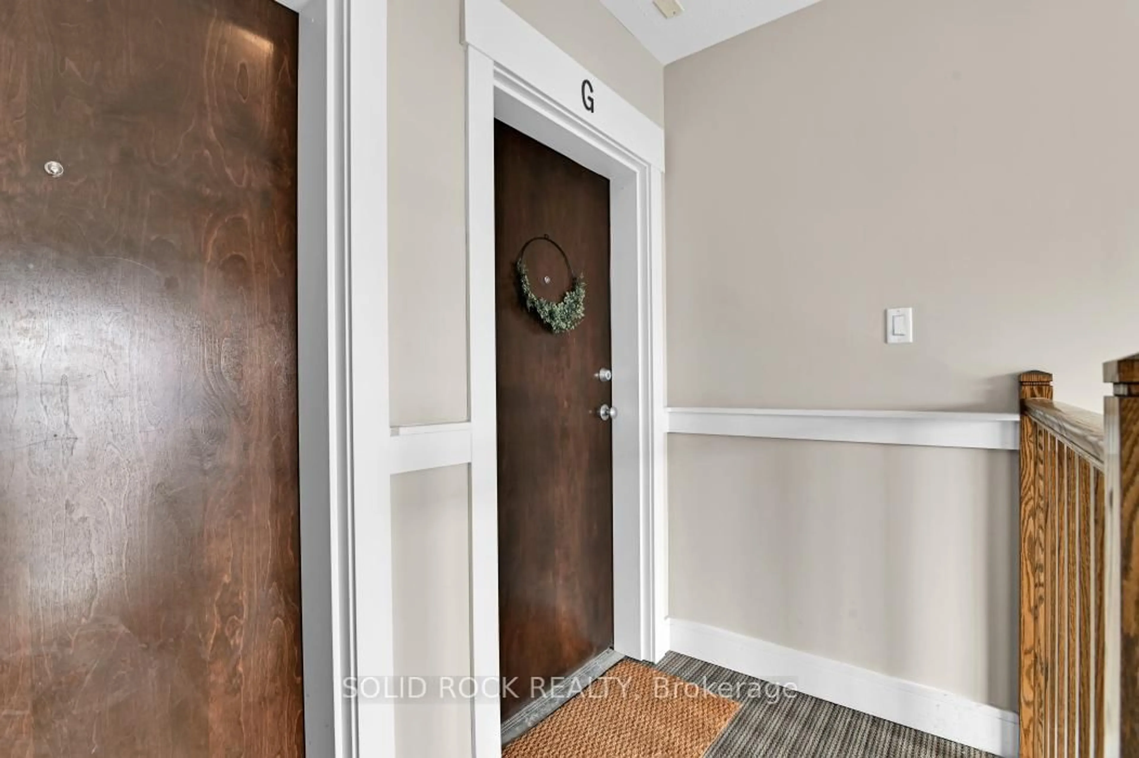 Indoor entryway for 19 Tadley Private #G, Ottawa Ontario K2J 2T3