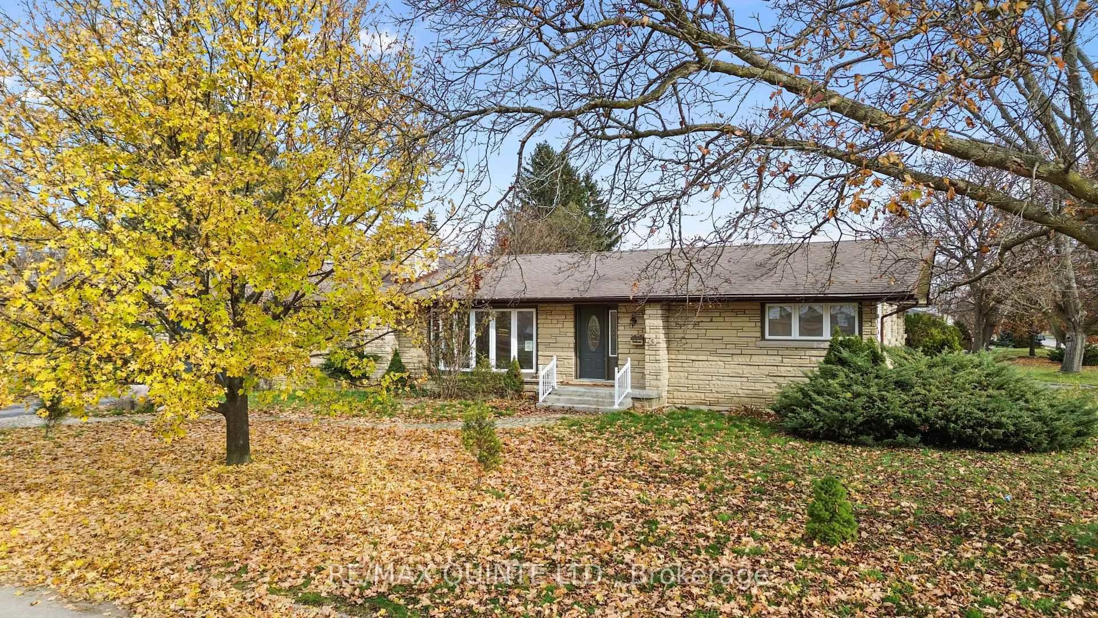 A pic from outside/outdoor area/front of a property/back of a property/a pic from drone, street for 5 Stanley Park Dr, Belleville Ontario K8N 4N1