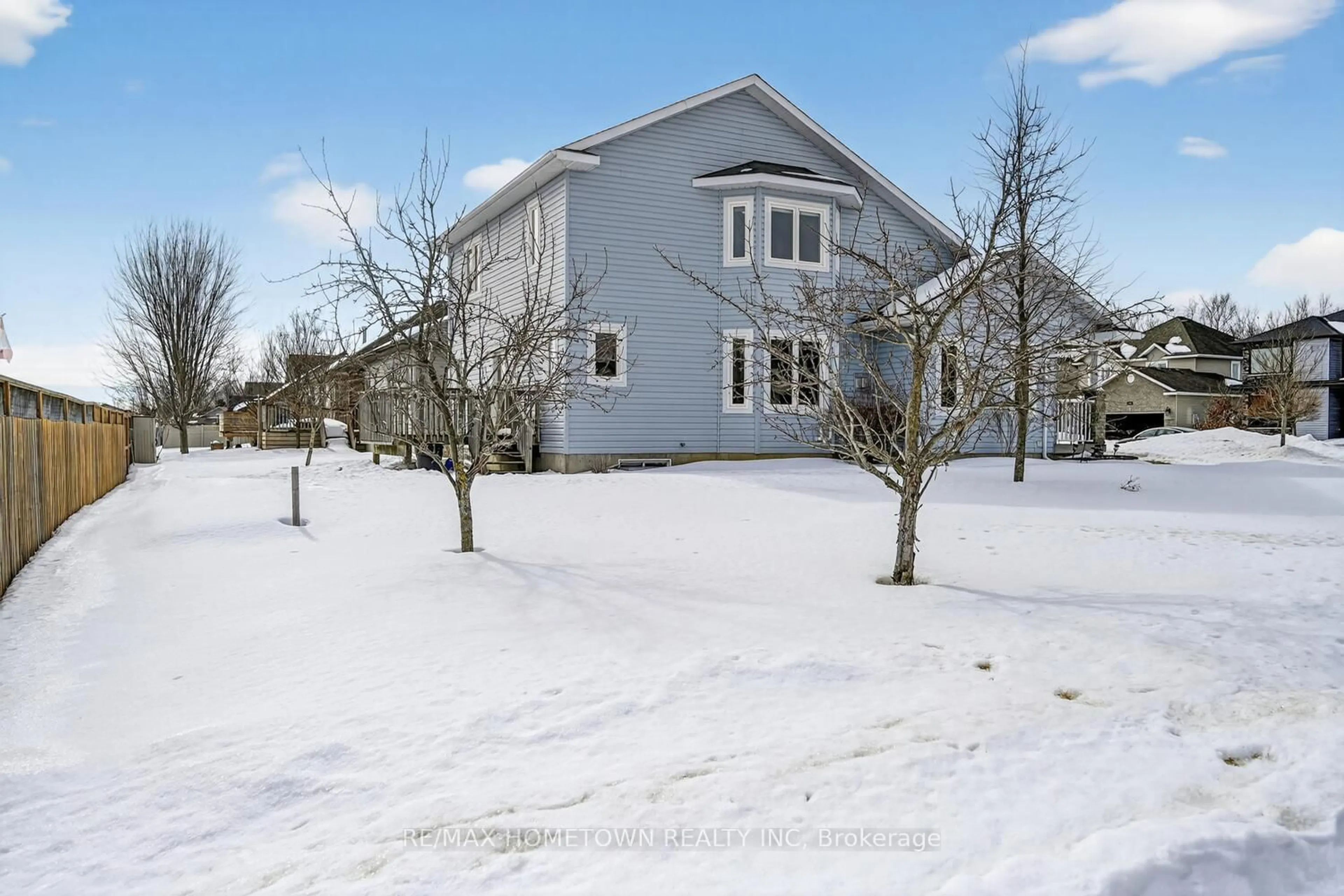 A pic from outside/outdoor area/front of a property/back of a property/a pic from drone, street for 1147 McClure Cres, Brockville Ontario K6A 2R2