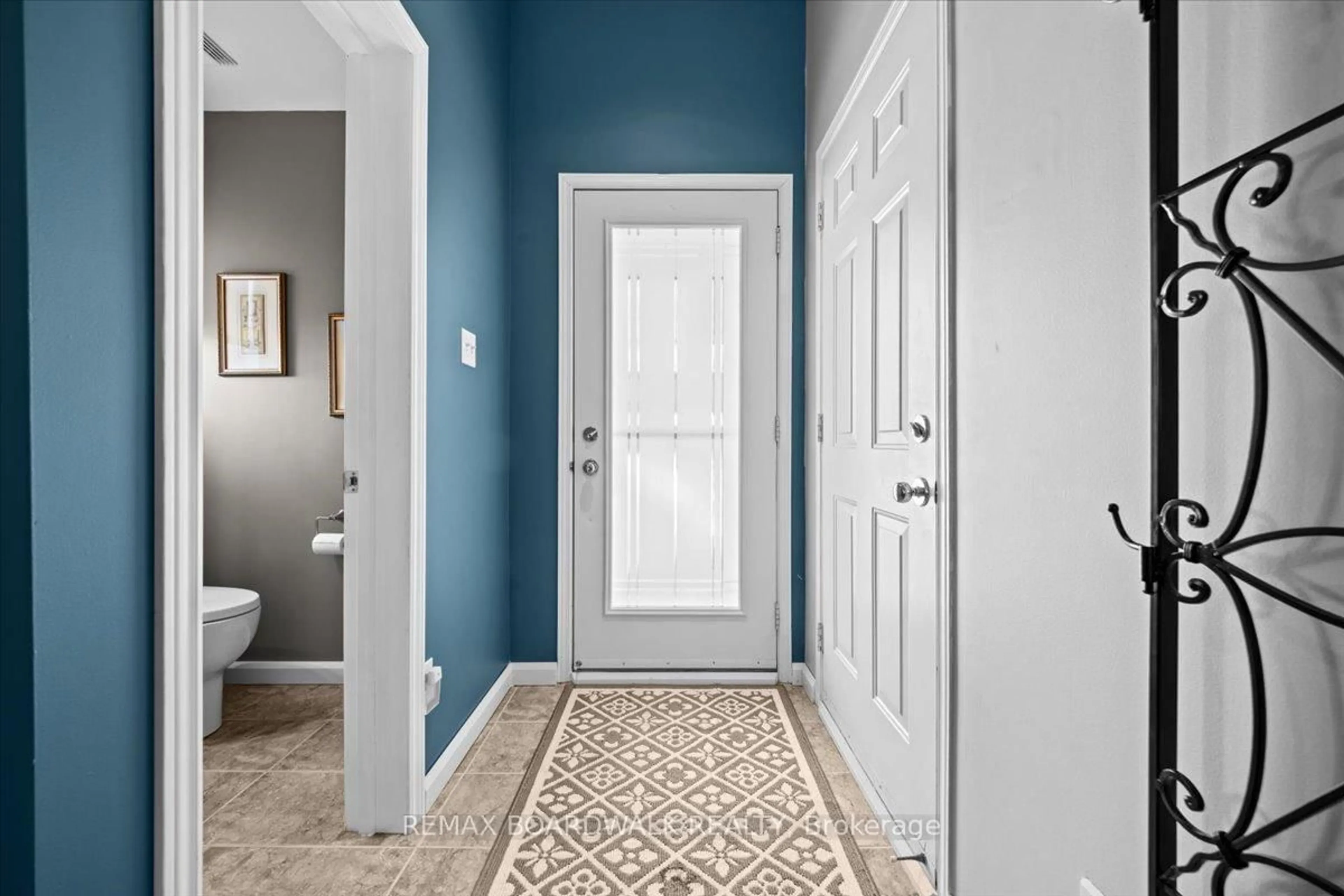 Indoor entryway for 6355 Sablewood Pl, Ottawa Ontario K1C 7M3