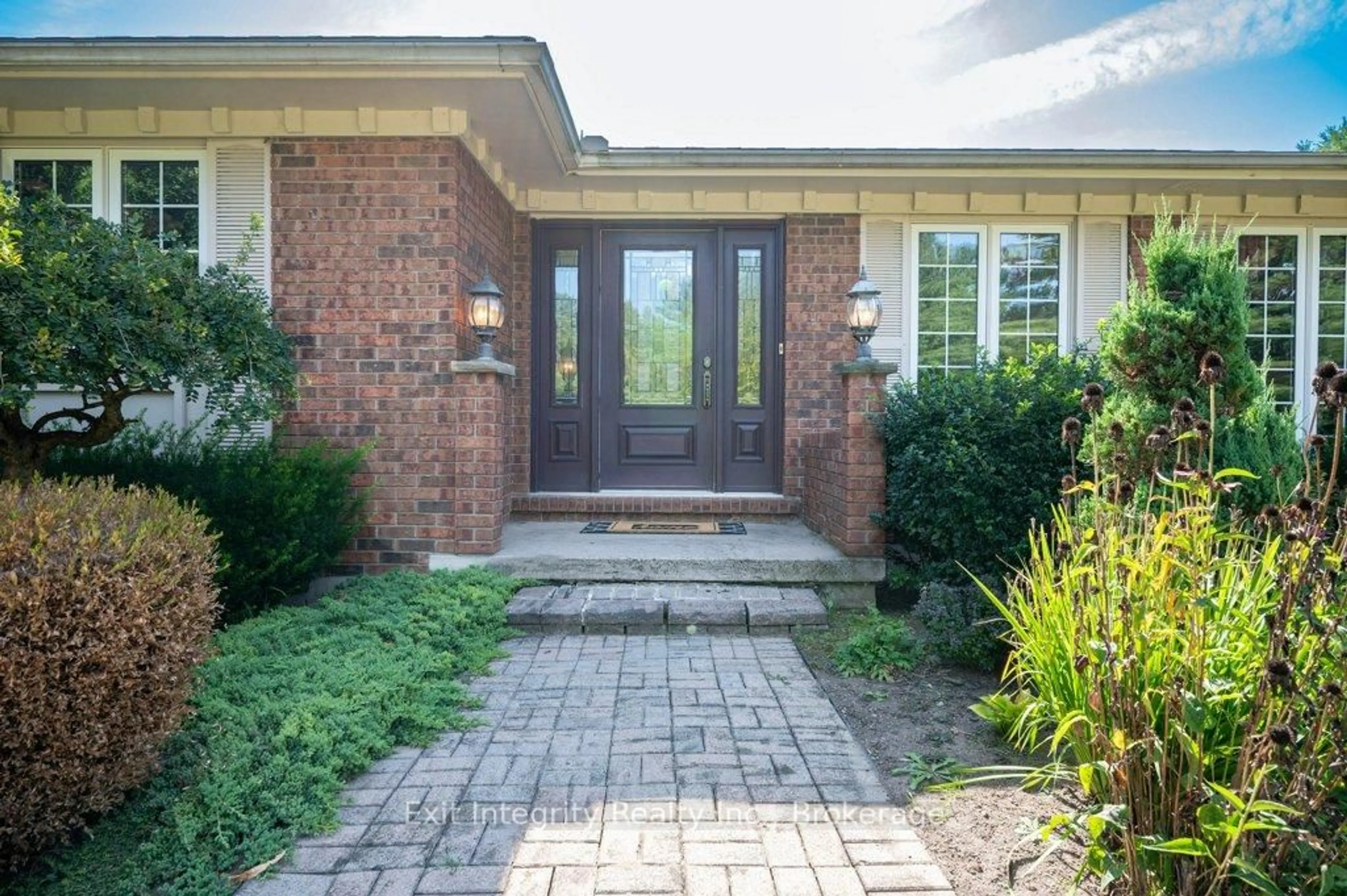 Home with brick exterior material, street for 3 Meadowbrook Crt, Brant Ontario N0E 1N0