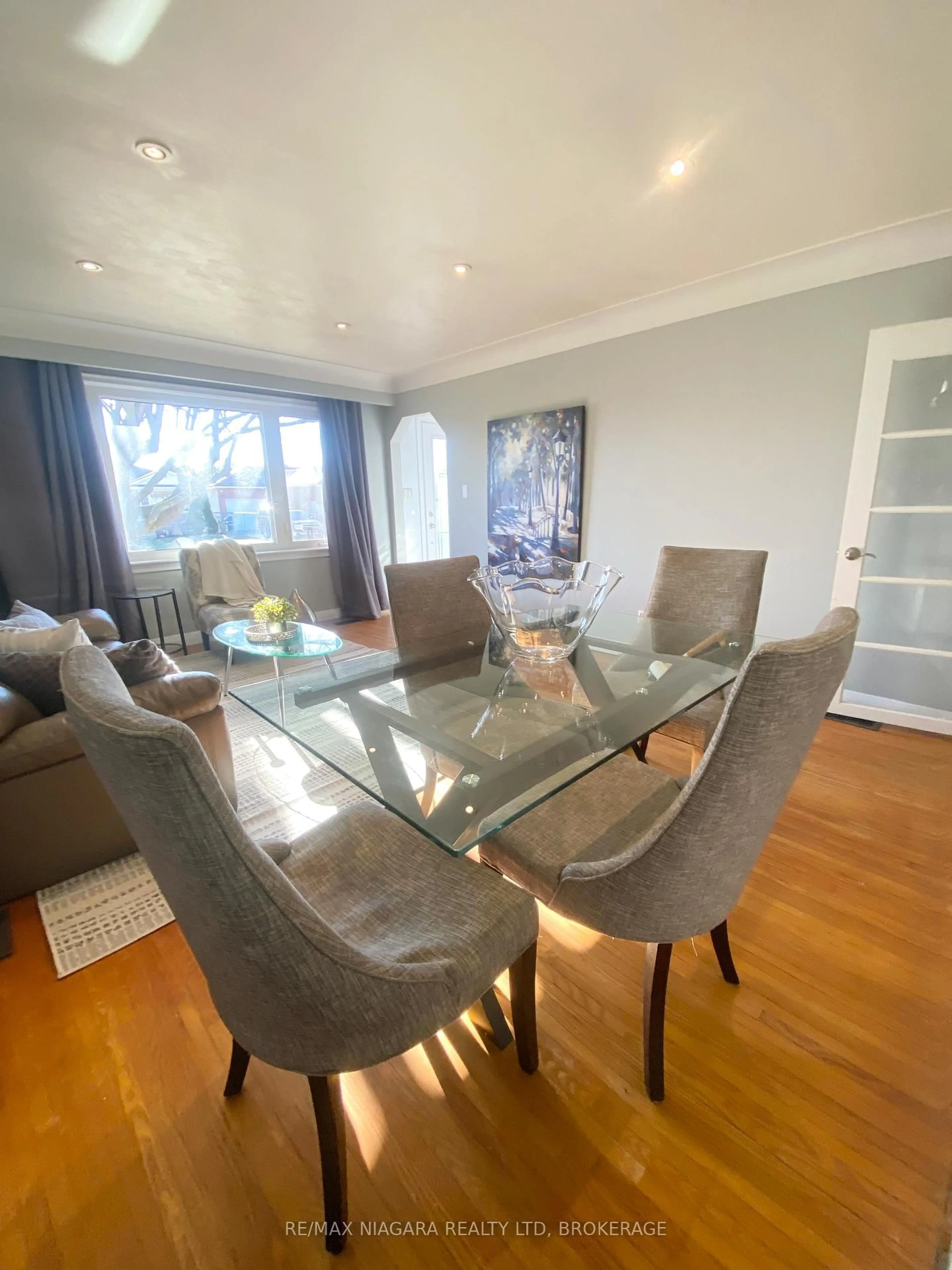 Dining room, wood/laminate floor for 96 Terrace Dr, Hamilton Ontario L9A 2Y6