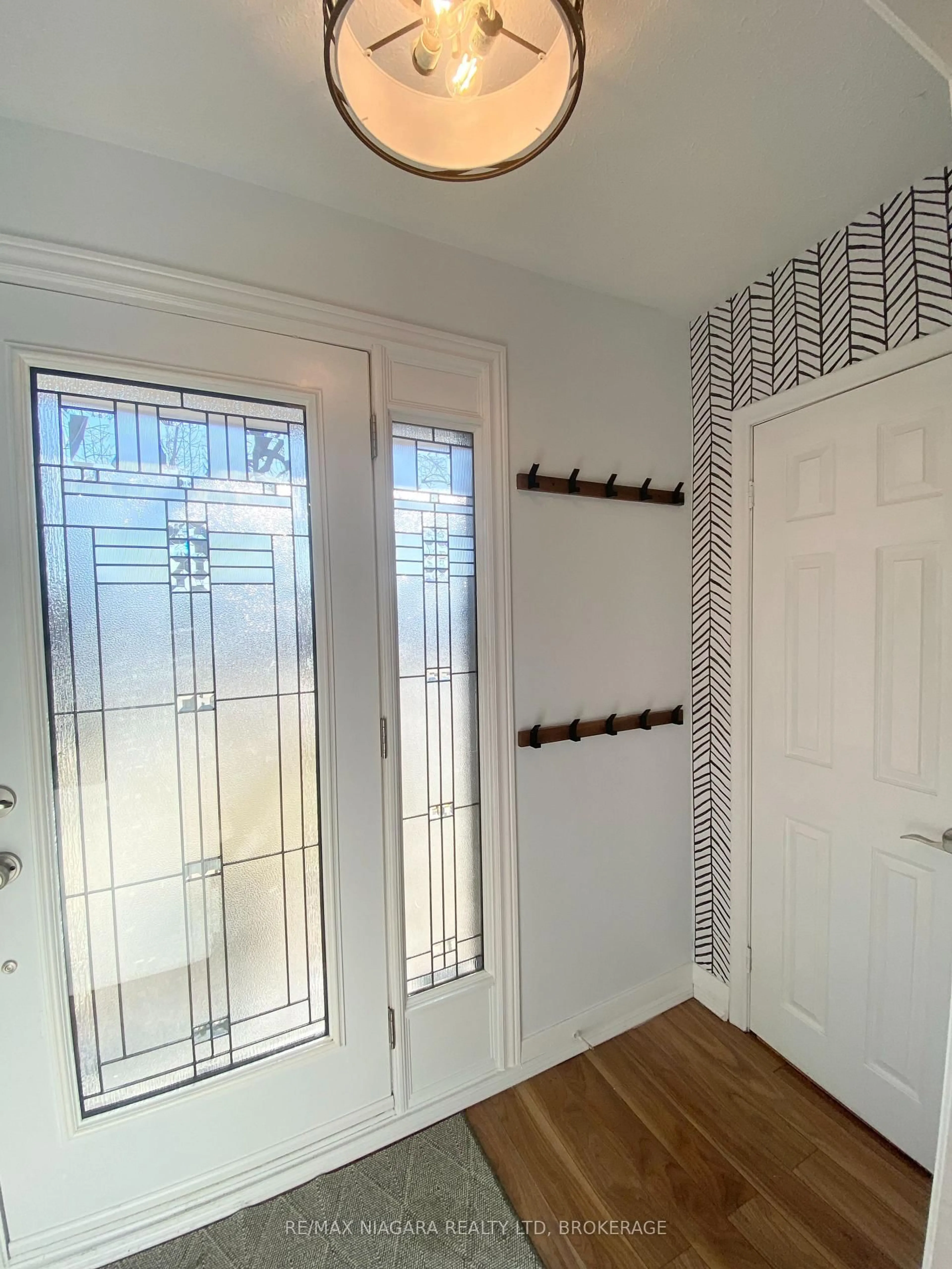 Indoor entryway for 96 Terrace Dr, Hamilton Ontario L9A 2Y6