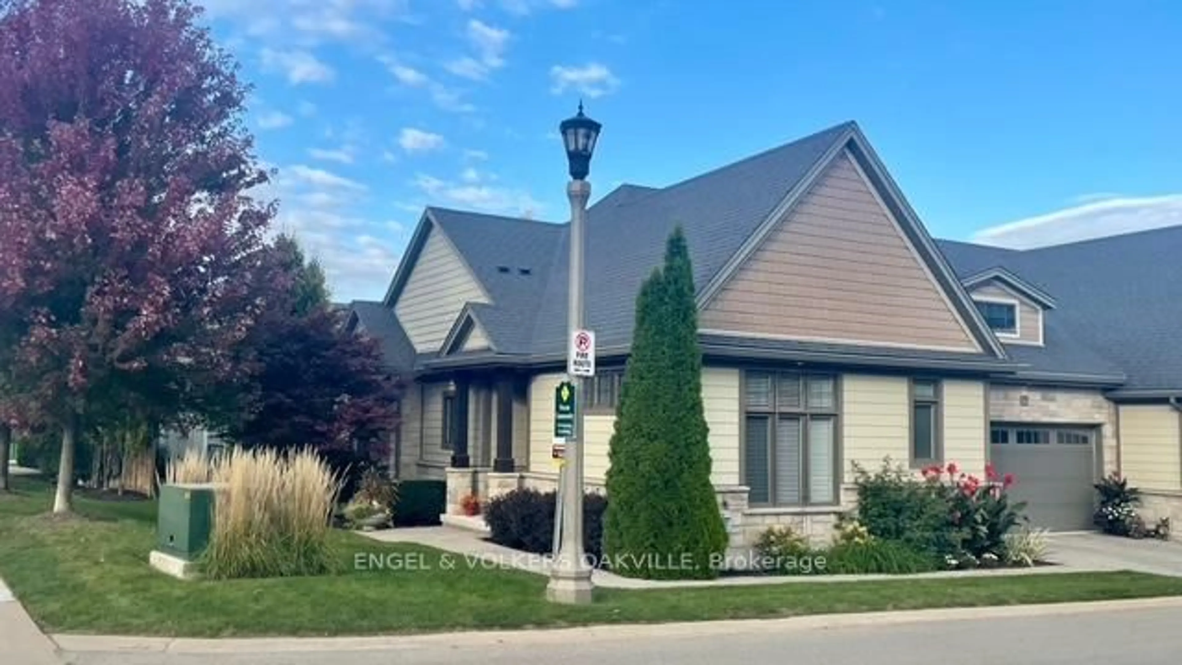 Home with vinyl exterior material, street for 2 Sawmill Lane, Niagara-on-the-Lake Ontario L0S 1J1