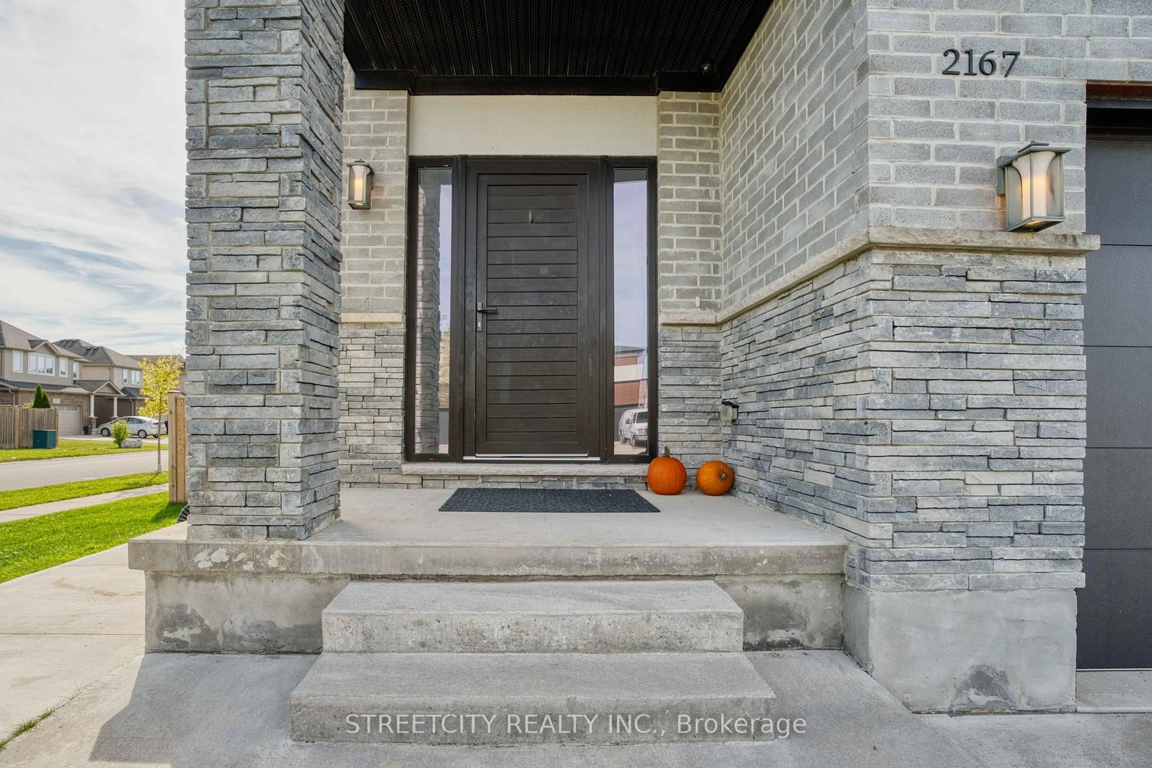 Indoor entryway for 2167 WATEROAK Dr, London North Ontario N6G 0P9