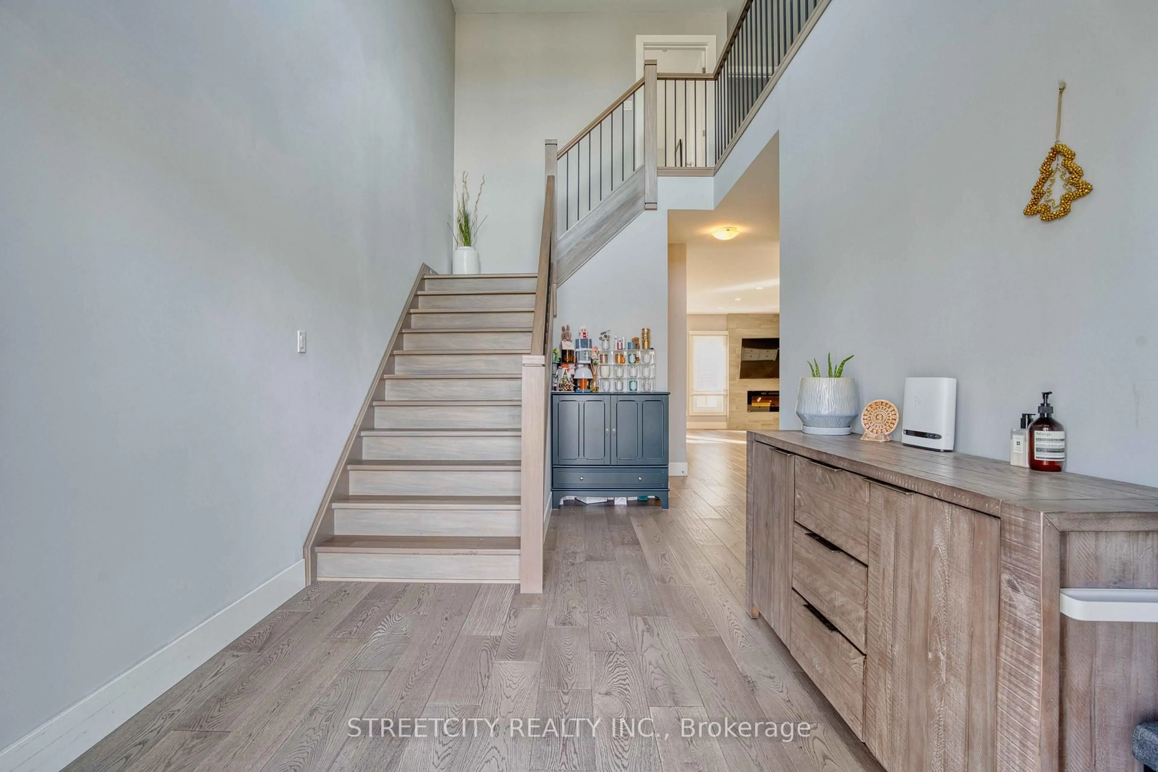 Indoor entryway for 2167 WATEROAK Dr, London North Ontario N6G 0P9