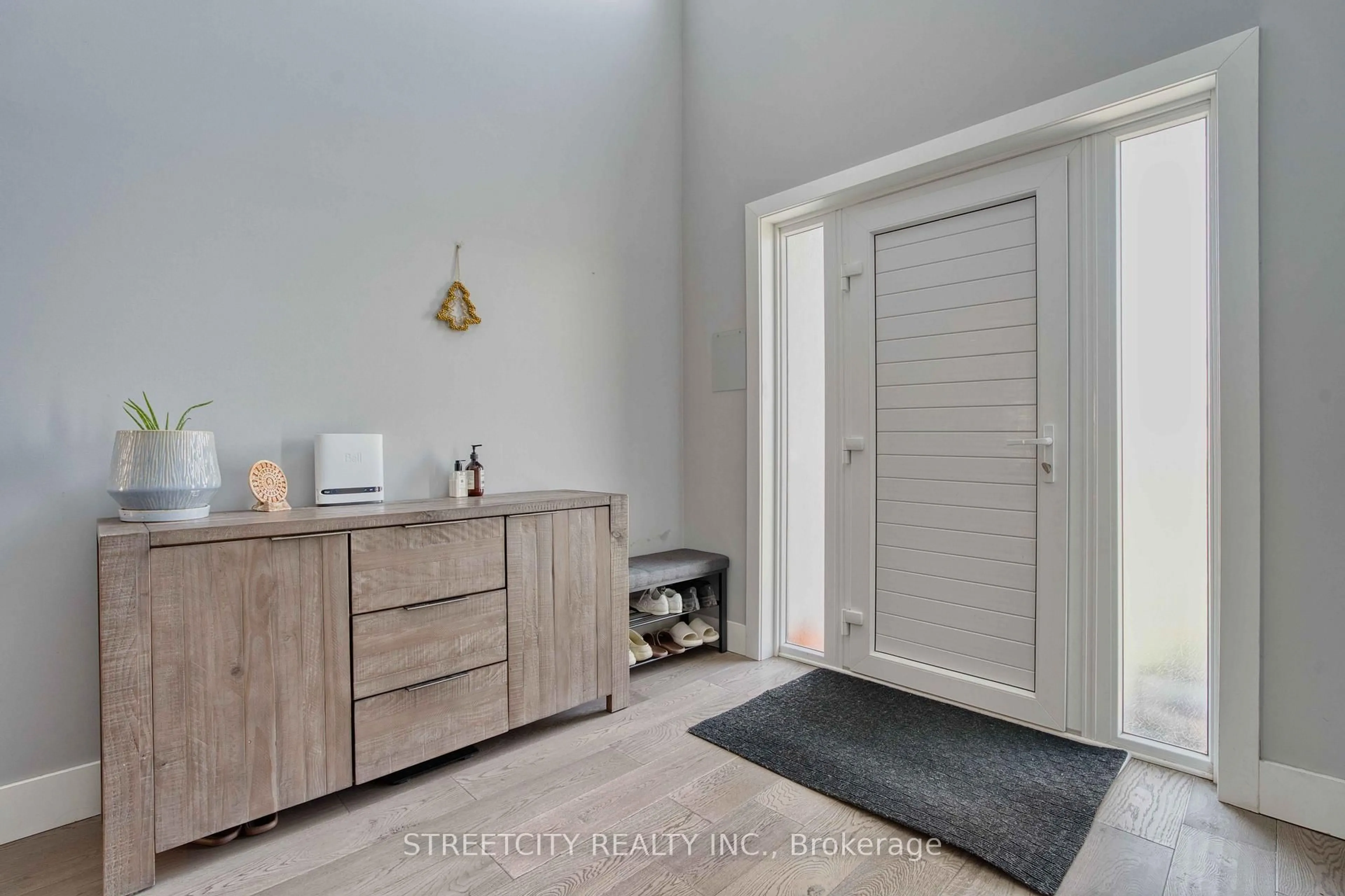 Indoor entryway for 2167 WATEROAK Dr, London North Ontario N6G 0P9
