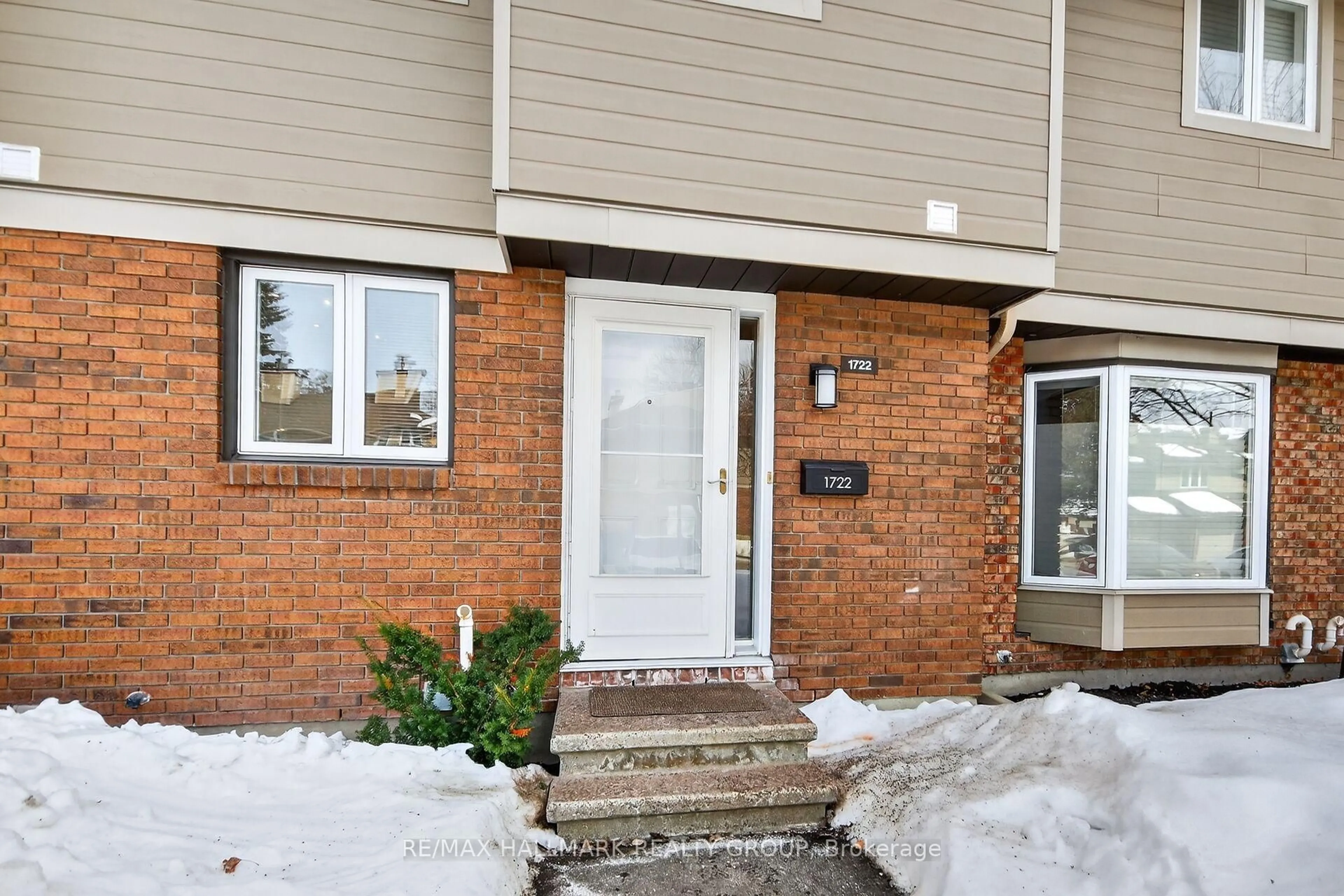 Indoor entryway for 1722 Rodin Way, Ottawa Ontario K1C 4Y8