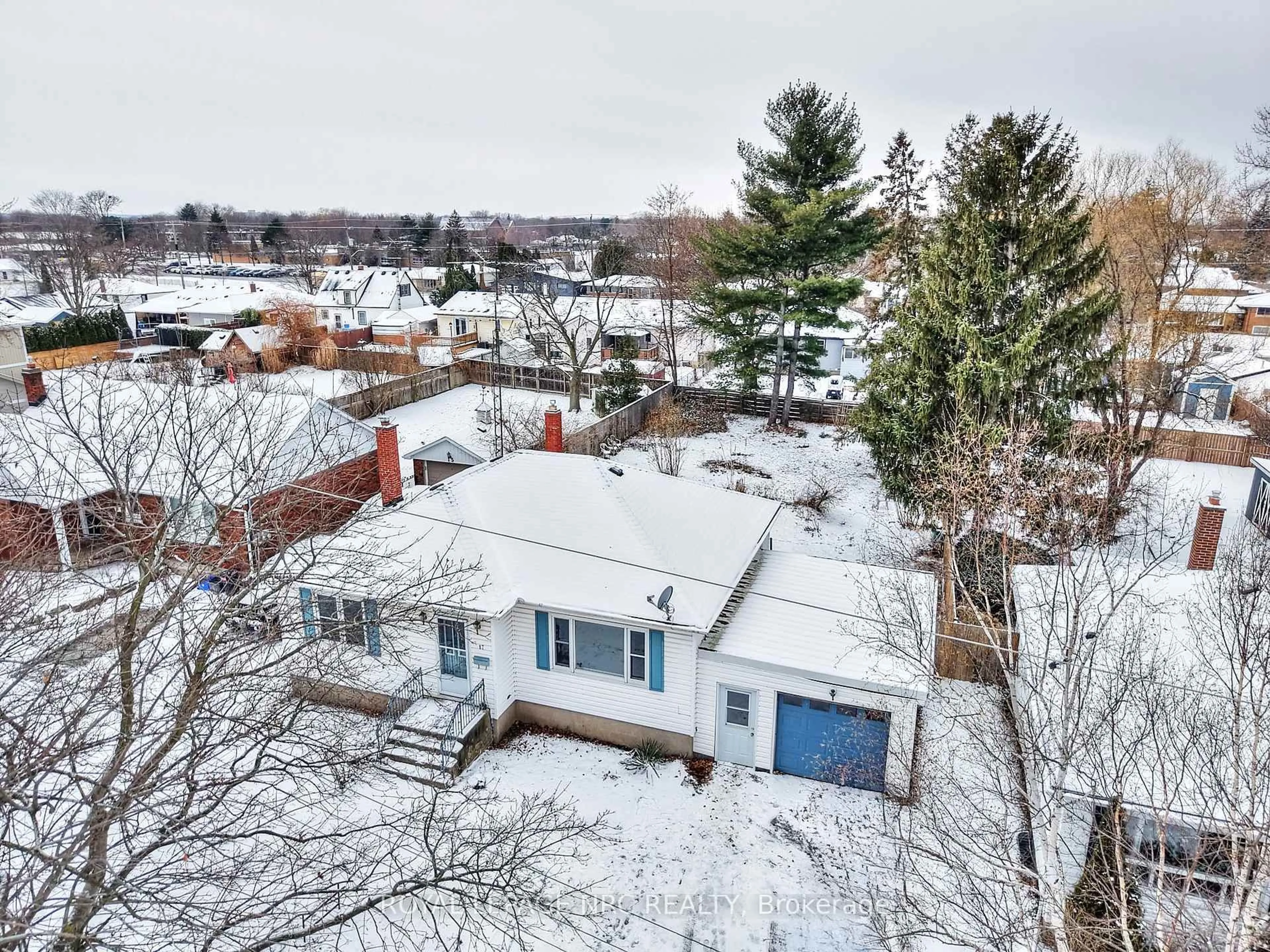 A pic from outside/outdoor area/front of a property/back of a property/a pic from drone, street for 17 Lora St, St. Catharines Ontario L2N 3S4