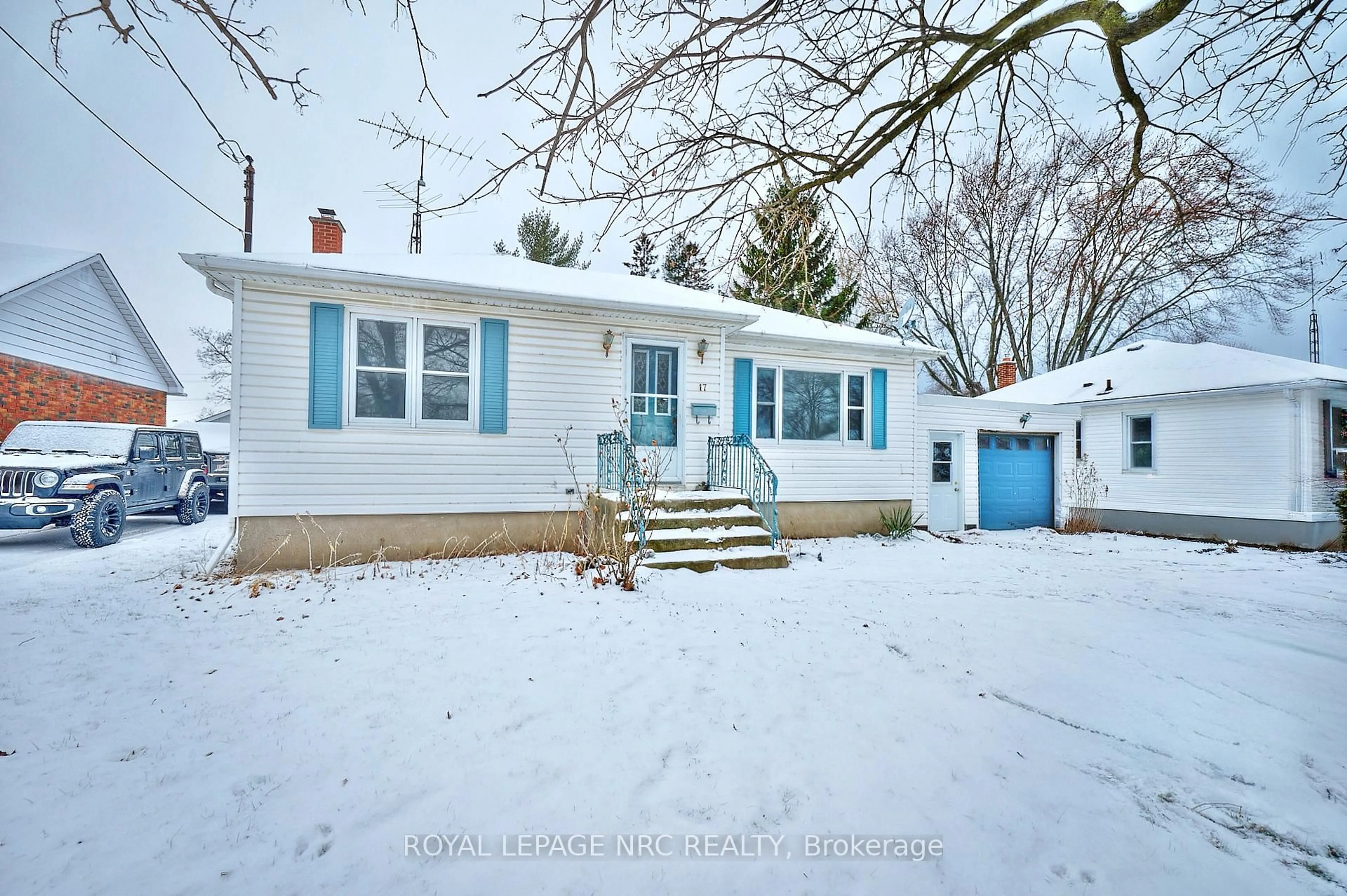 Home with vinyl exterior material, street for 17 Lora St, St. Catharines Ontario L2N 3S4