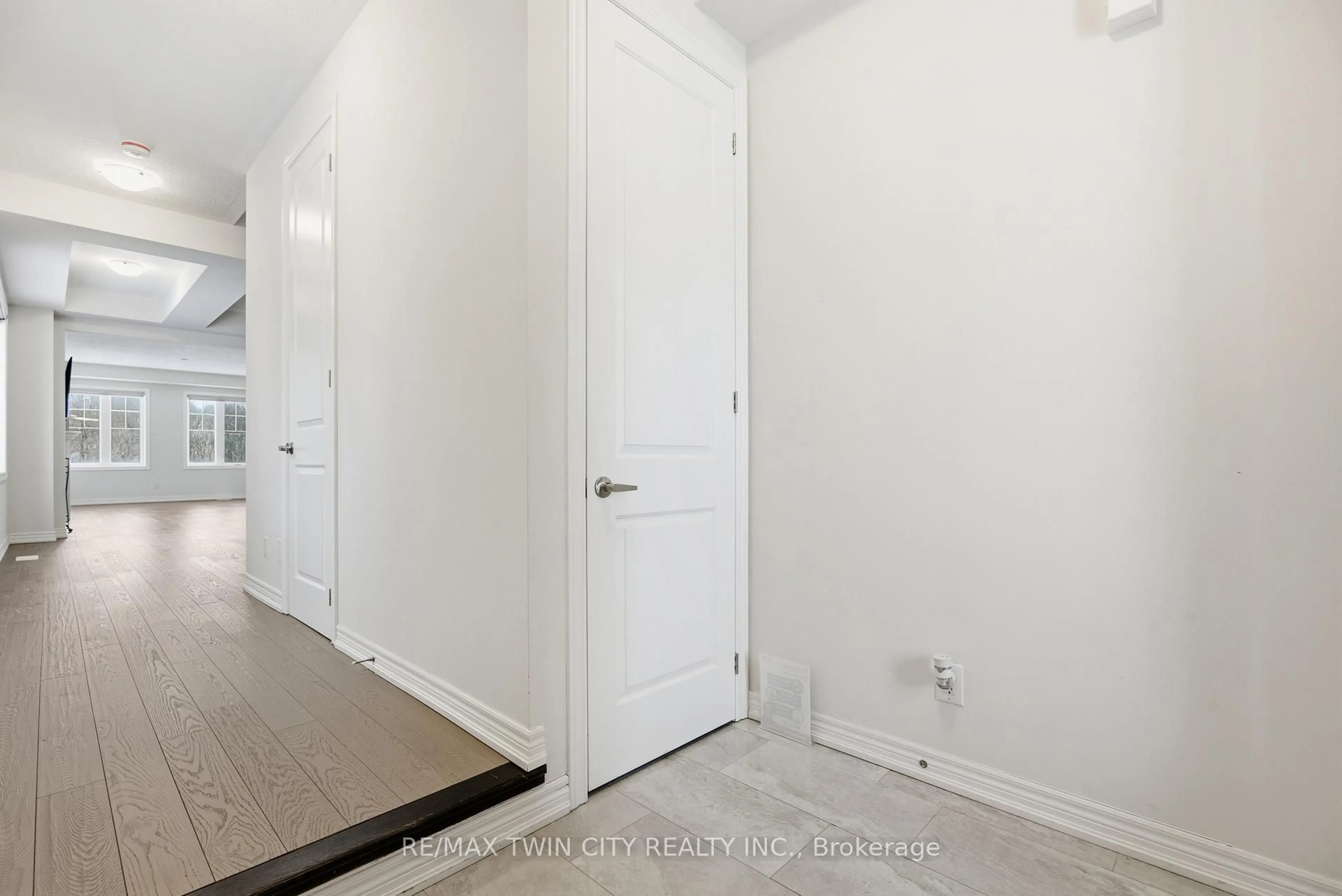 Indoor entryway for 624 Beckview Cres, Kitchener Ontario N2R 0R4